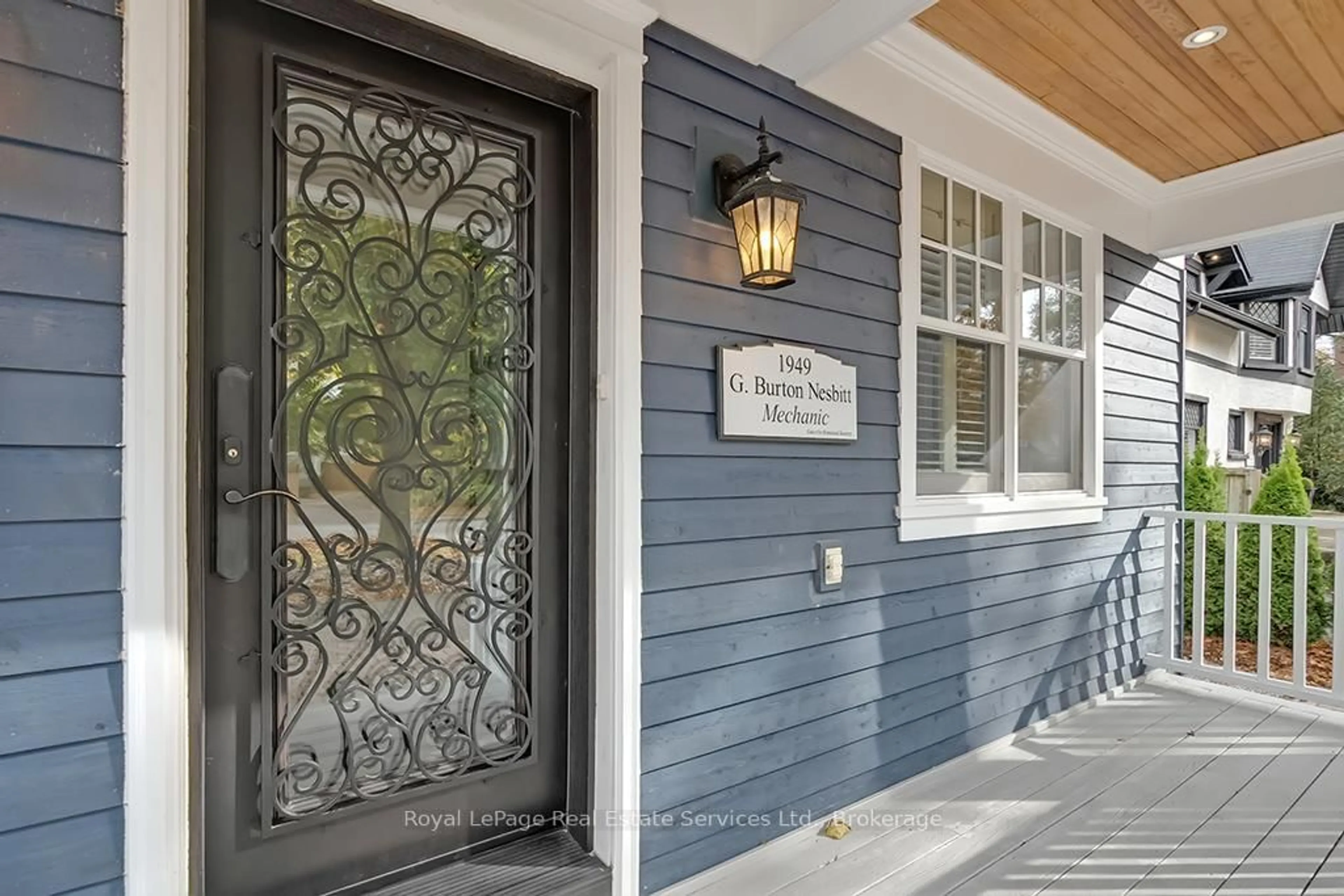 Indoor entryway for 411 Trafalgar Rd, Oakville Ontario L6J 3H8