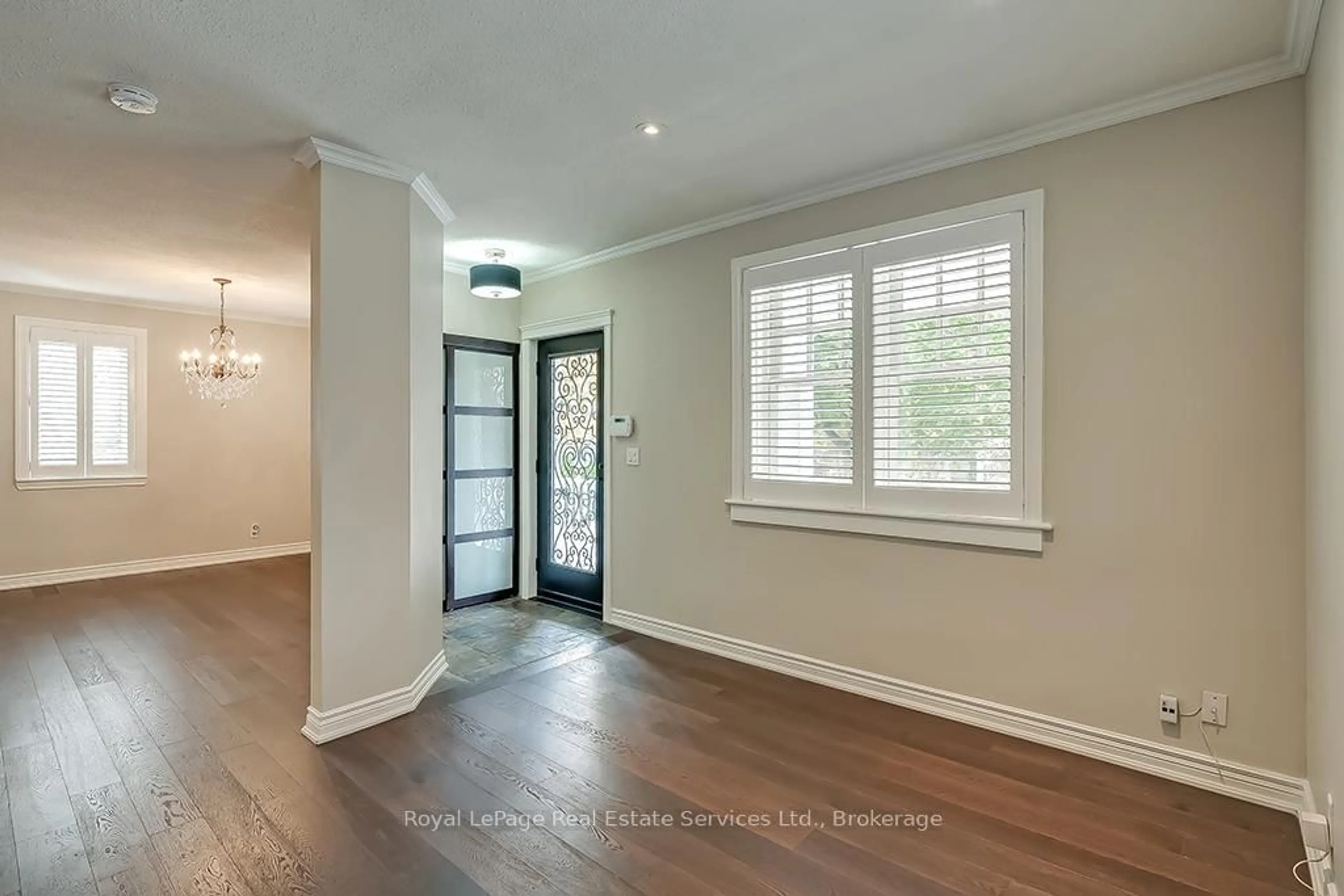 Indoor entryway for 411 Trafalgar Rd, Oakville Ontario L6J 3H8