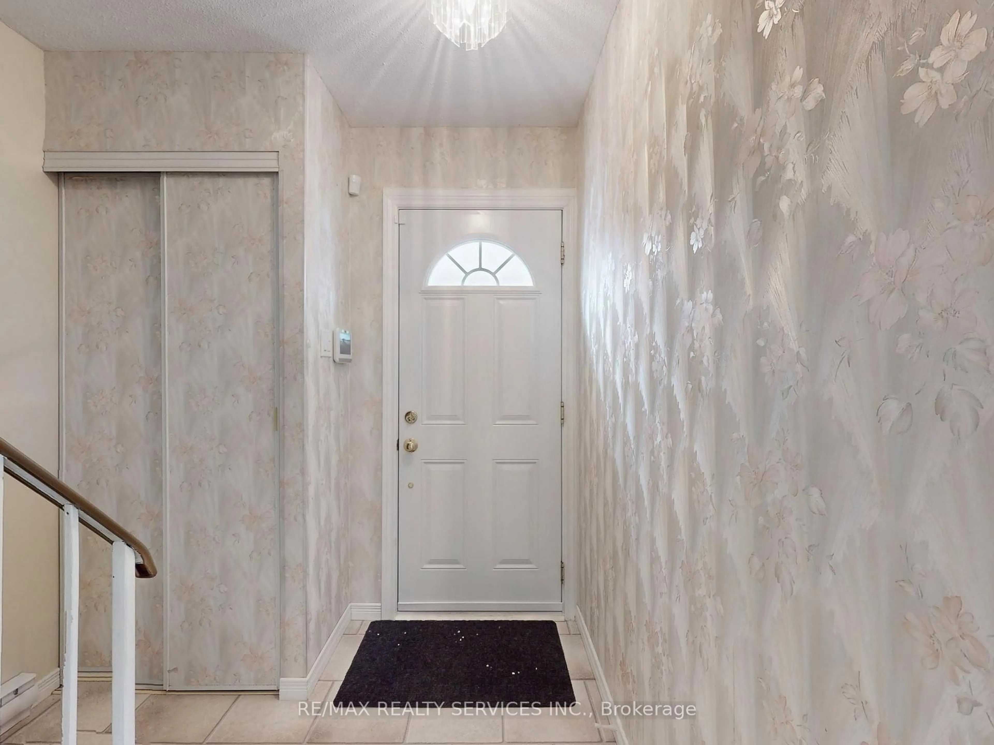 Indoor entryway for 2 Grove Park Sq, Brampton Ontario L6S 2K3