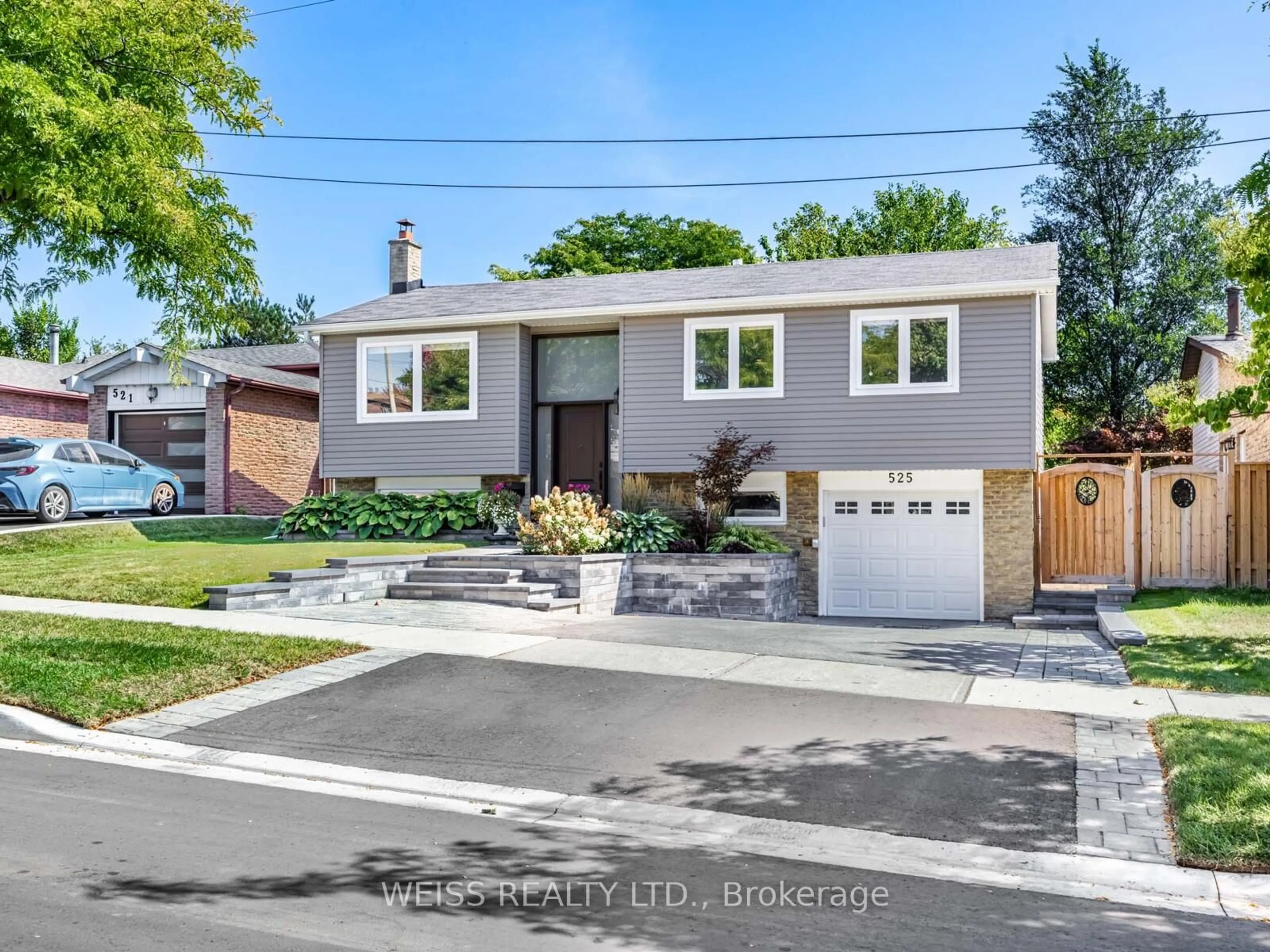 Home with brick exterior material, street for 525 Karen Park Cres, Mississauga Ontario L5A 3E1