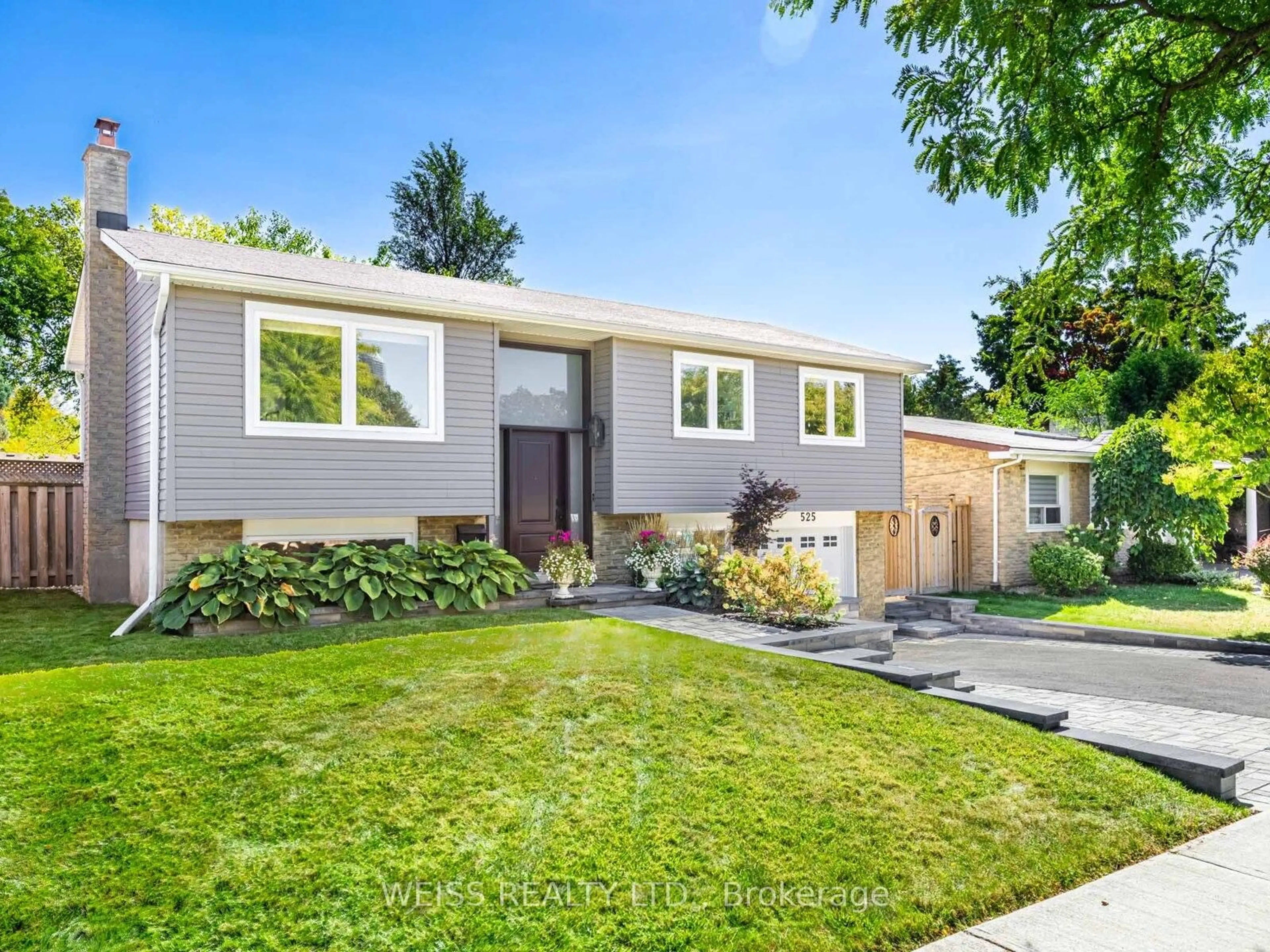 Home with vinyl exterior material, street for 525 Karen Park Cres, Mississauga Ontario L5A 3E1