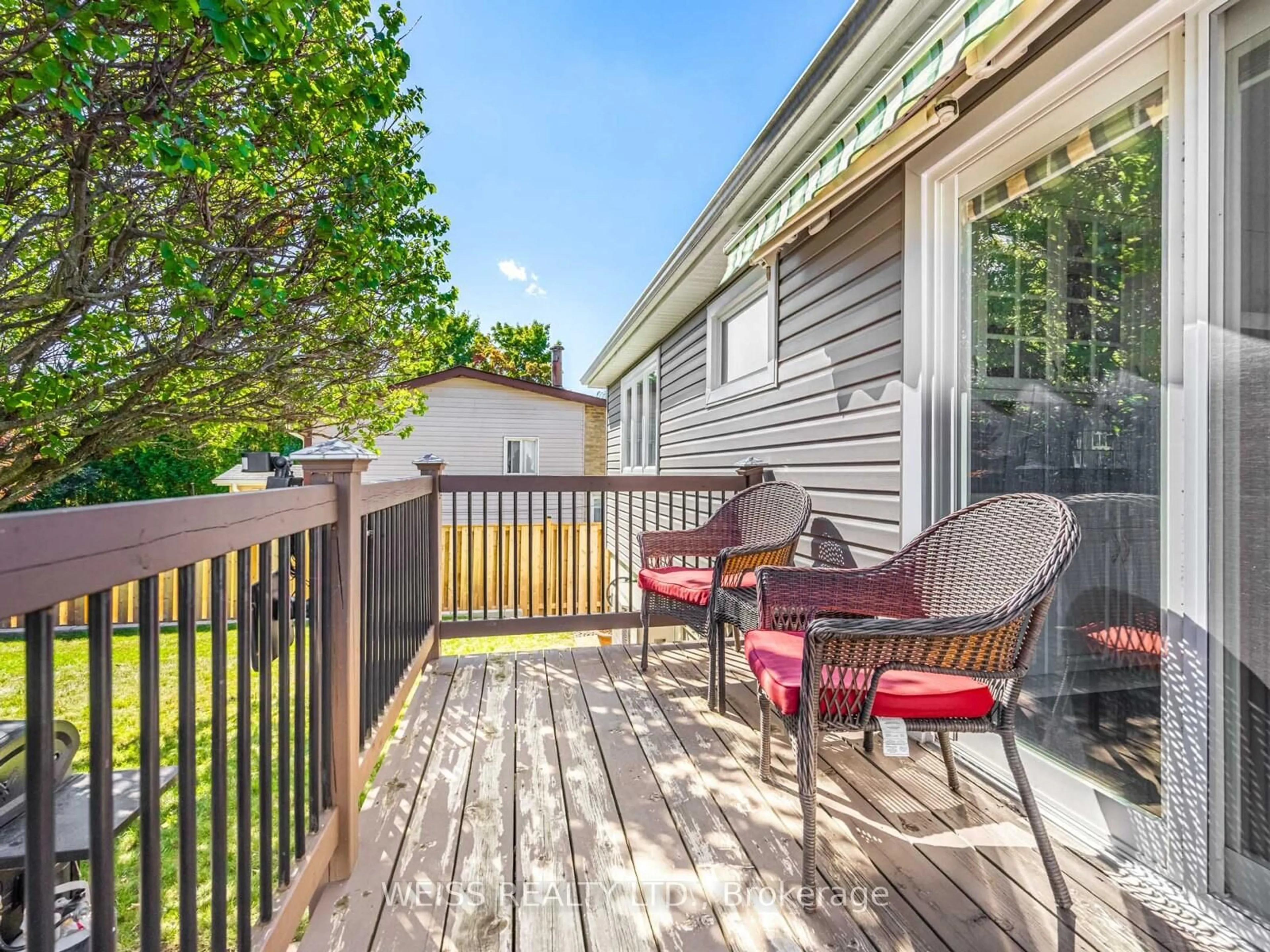 Patio, street for 525 Karen Park Cres, Mississauga Ontario L5A 3E1