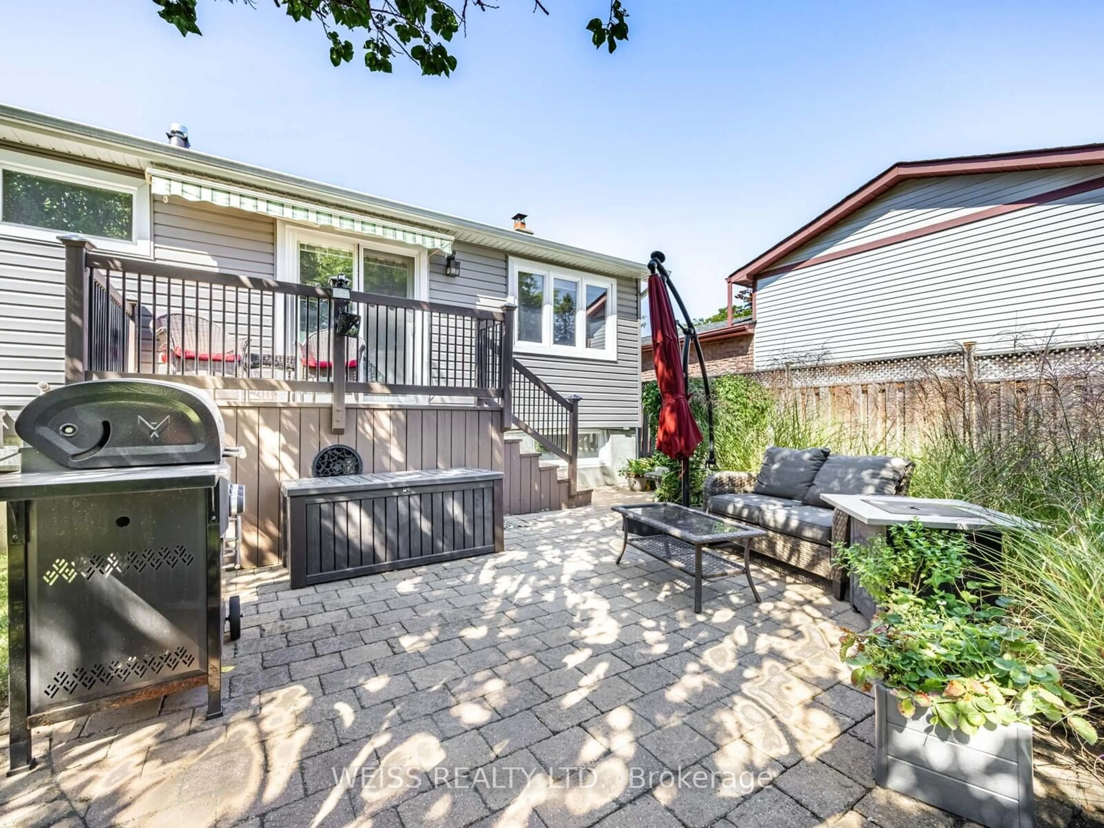 Patio, street for 525 Karen Park Cres, Mississauga Ontario L5A 3E1