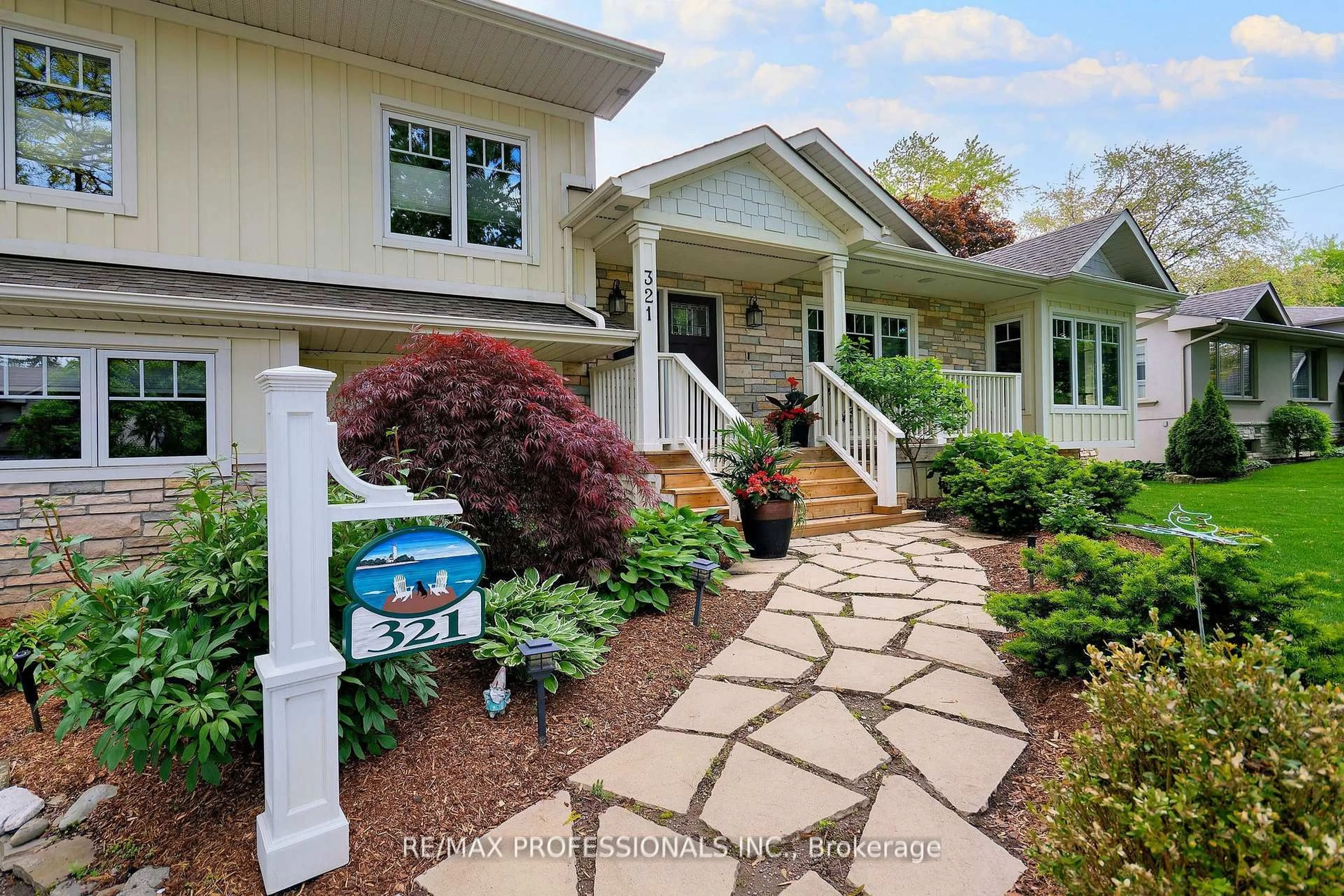 Home with vinyl exterior material, street for 321 Wendy Lane, Oakville Ontario L6L 4P9