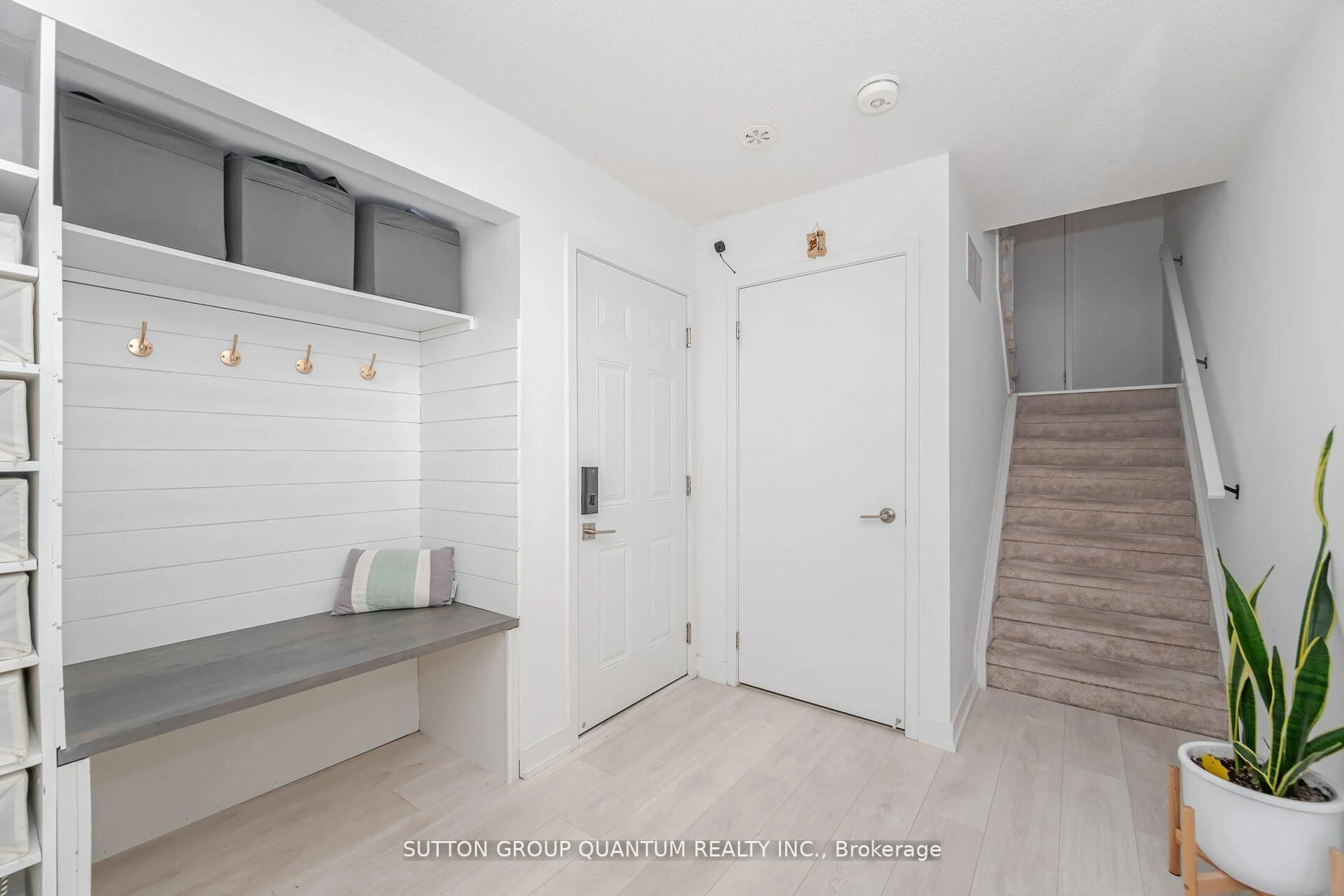 Indoor entryway for 1121 Cooke Blvd #19, Burlington Ontario L7T 0C4