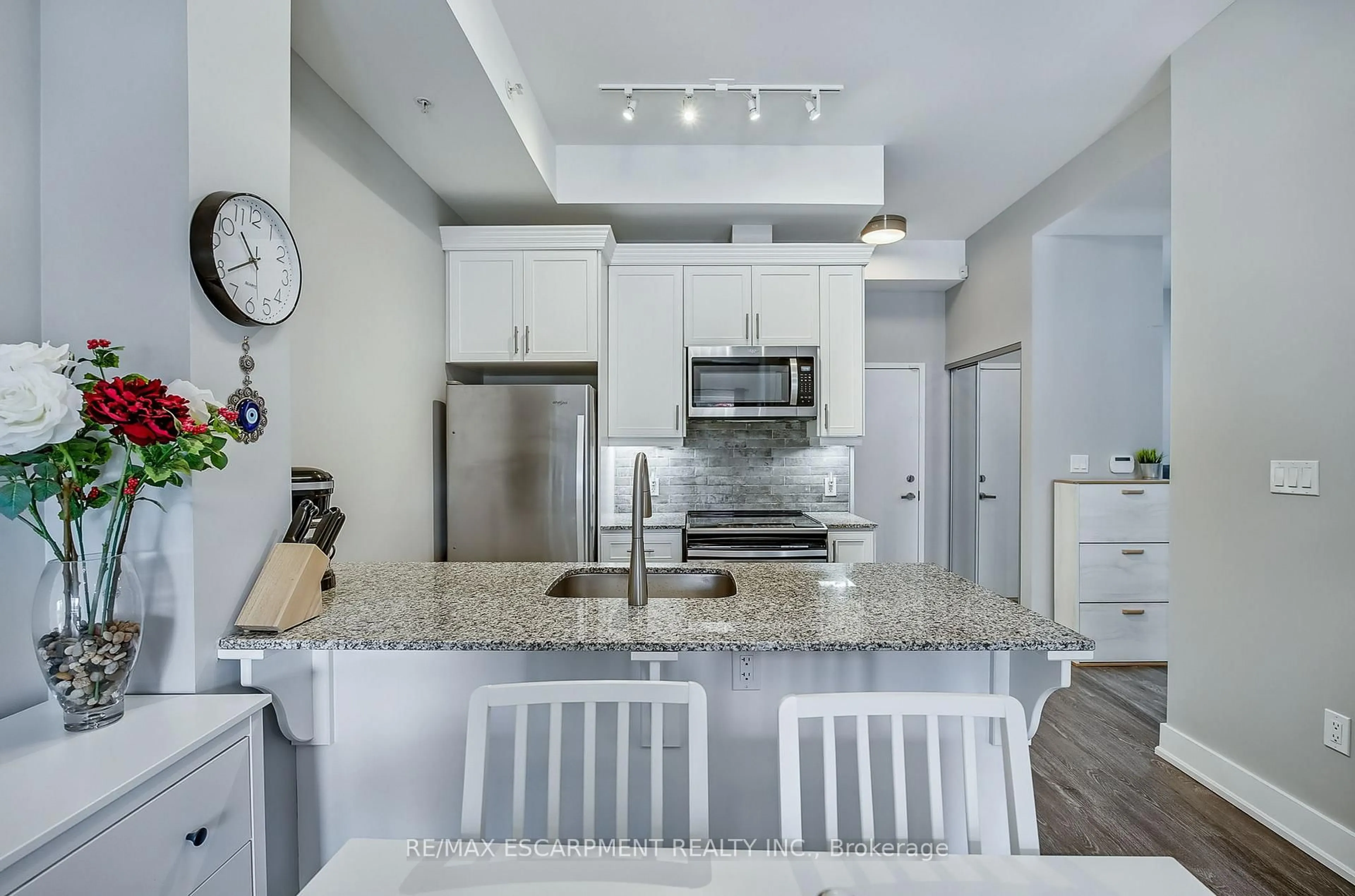 Open concept kitchen, ceramic/tile floor for 4040 Upper Middle Rd #103, Burlington Ontario L7M 0H2
