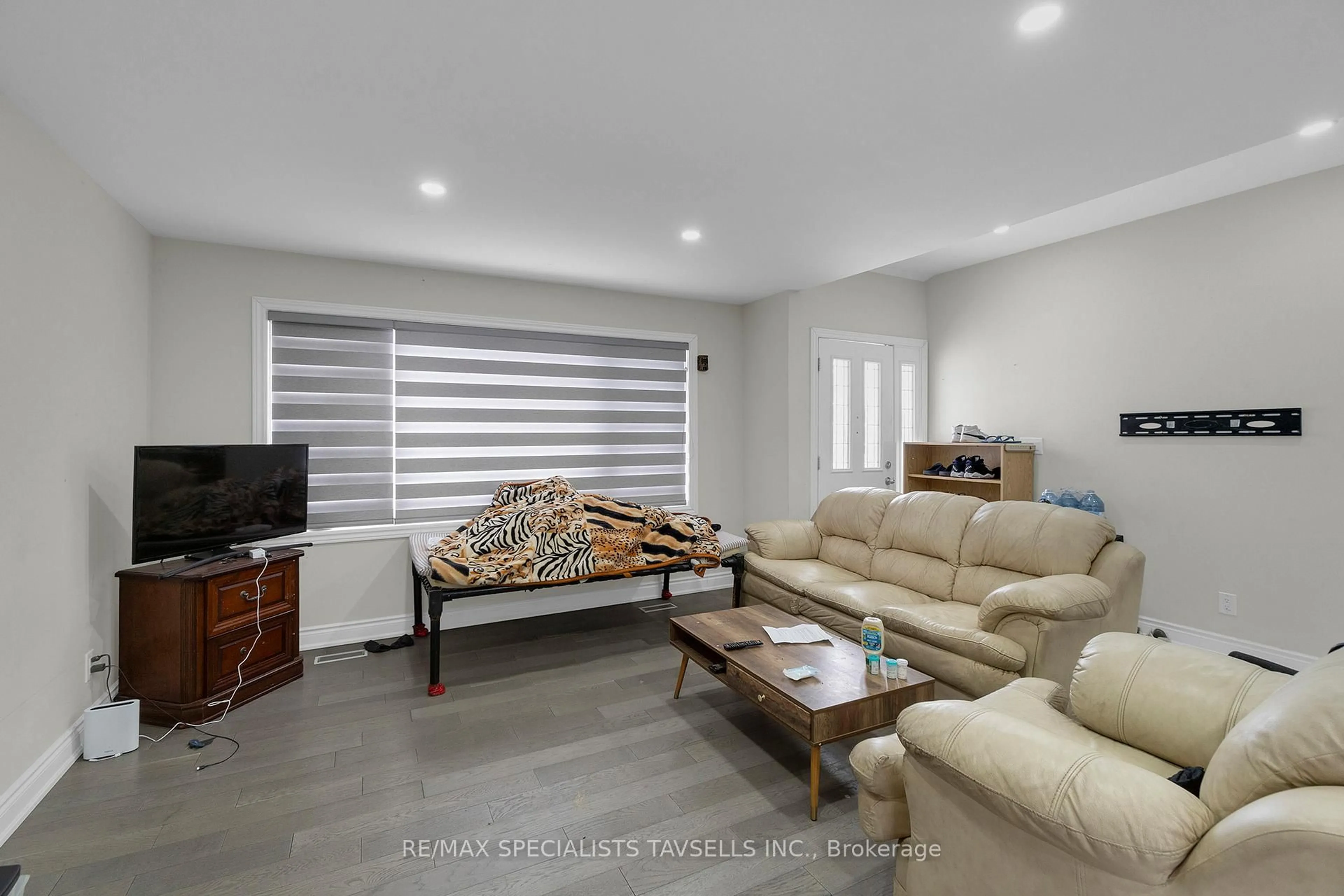 Living room with furniture, unknown for 16817 22 SIDE Rd, Halton Hills Ontario L7G 4S8