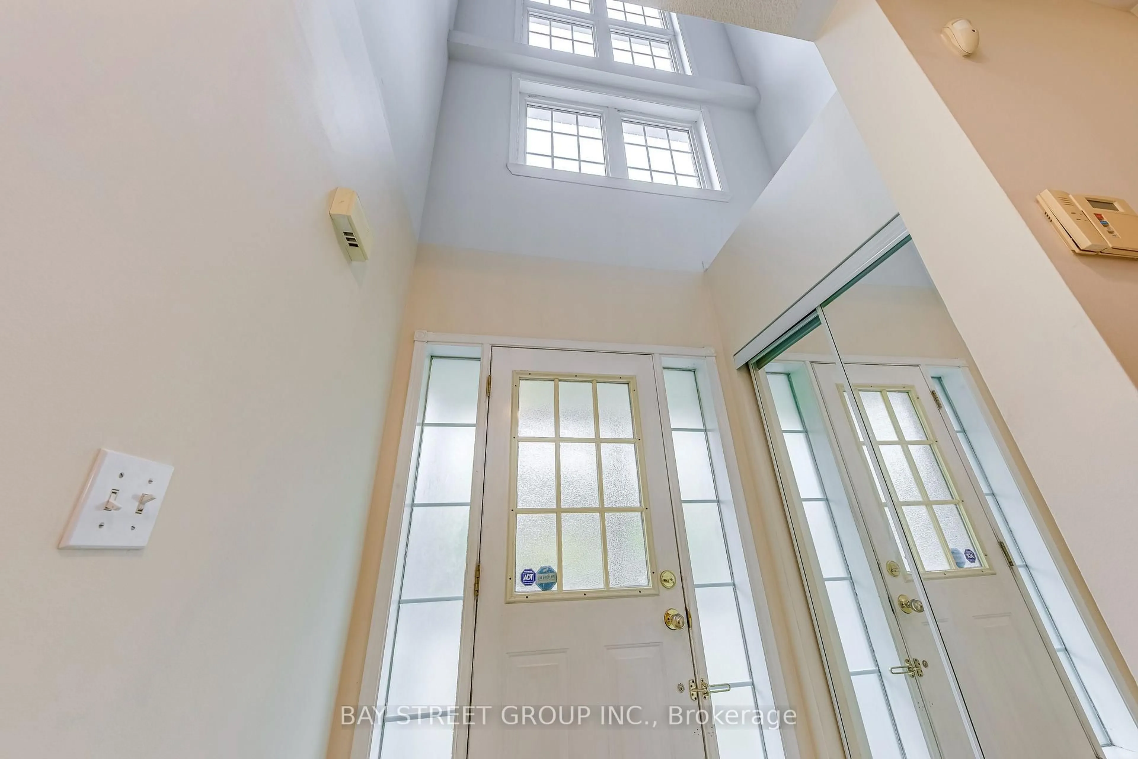 Indoor foyer for 5260 Mcfarren Blvd #102, Mississauga Ontario L5M 7J3