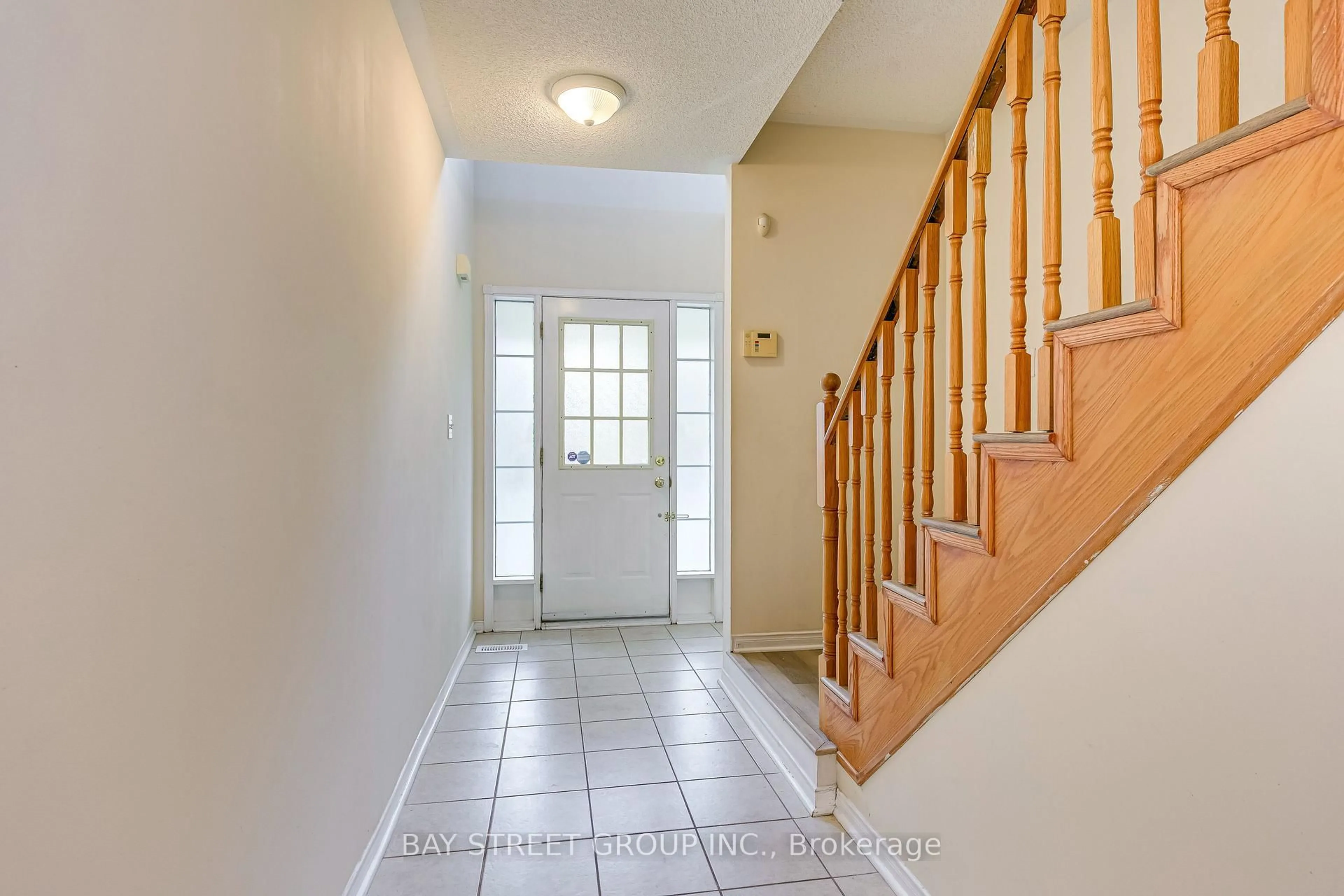 Indoor entryway for 5260 Mcfarren Blvd #102, Mississauga Ontario L5M 7J3