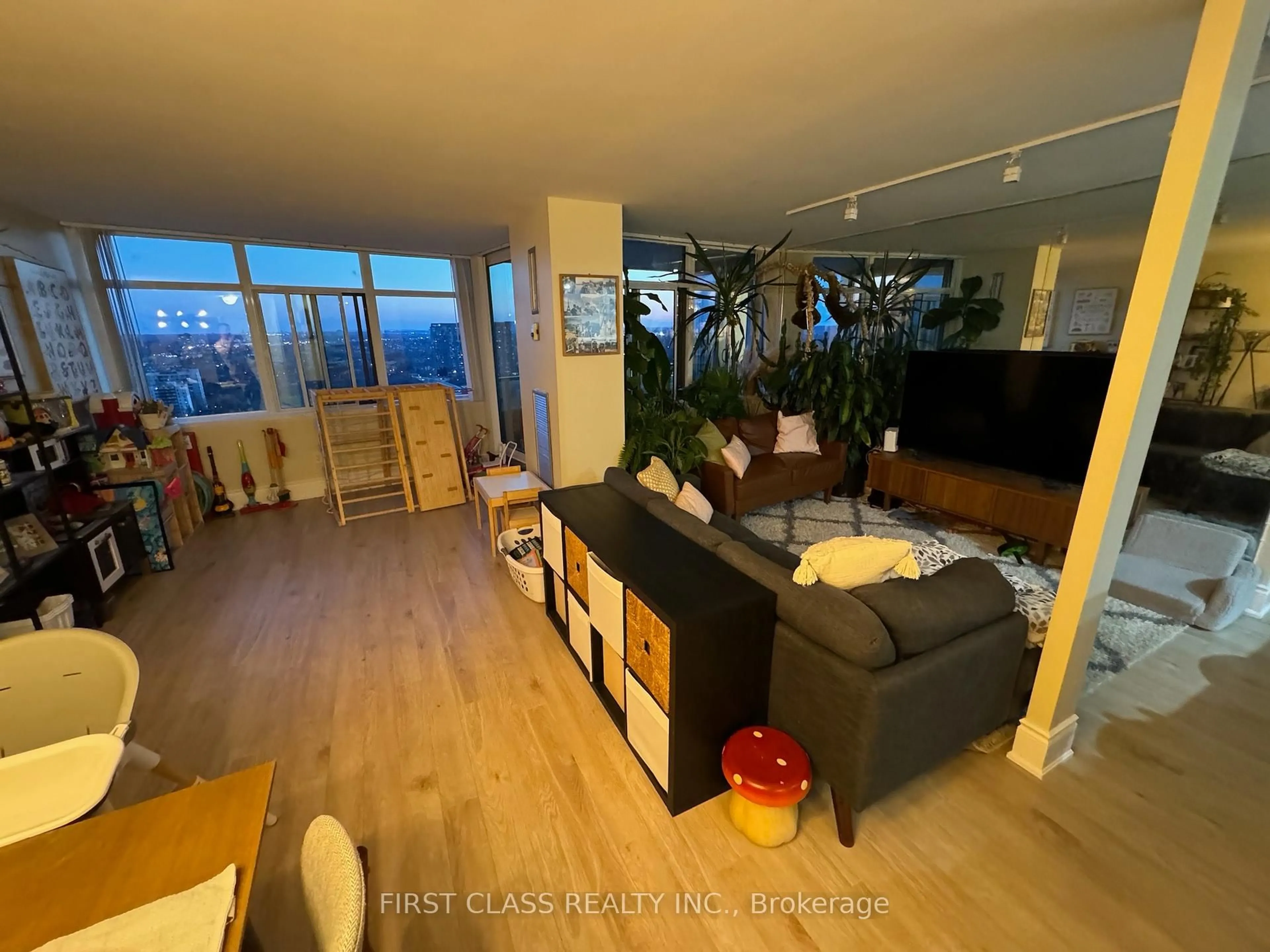 Living room with furniture, wood/laminate floor for 3100 Kirwin Ave #2806, Mississauga Ontario L5A 3S6