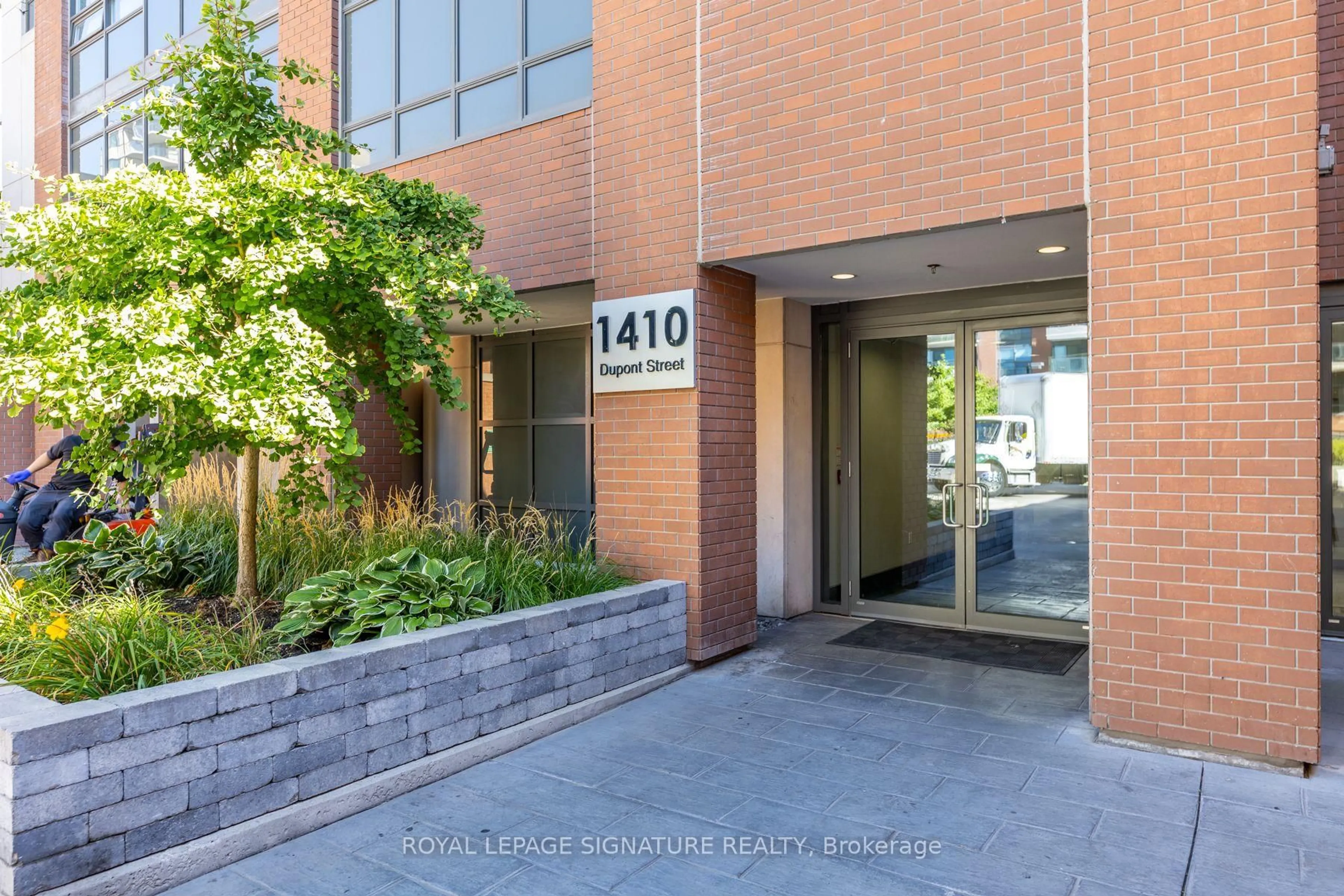 Indoor foyer for 1410 Dupont St #2201, Toronto Ontario M6H 0B6