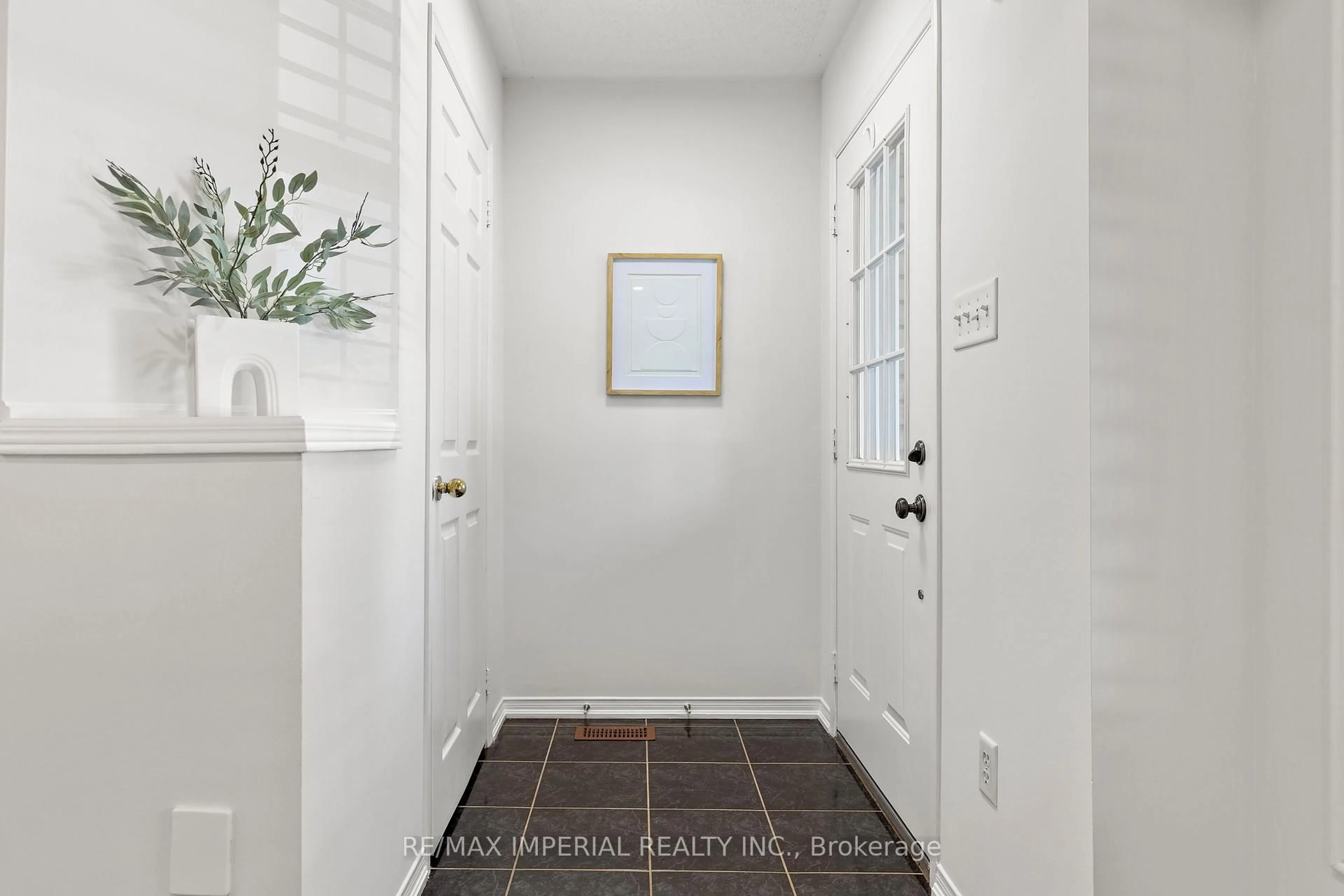 Indoor entryway for 94 Littlewood Dr, Oakville Ontario L6H 6V1