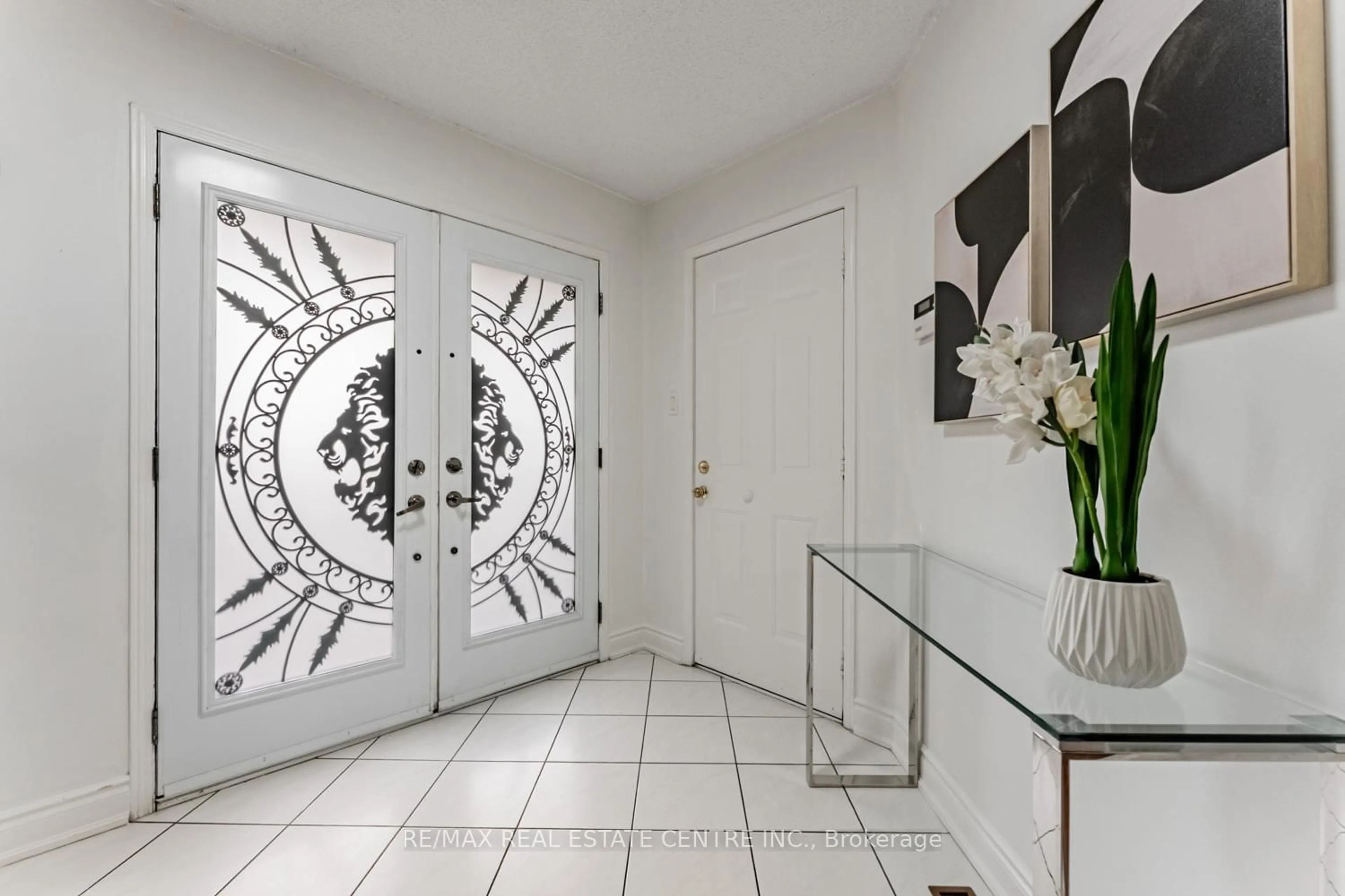 Indoor entryway for 8 Mannel Cres, Brampton Ontario L6Y 5E1