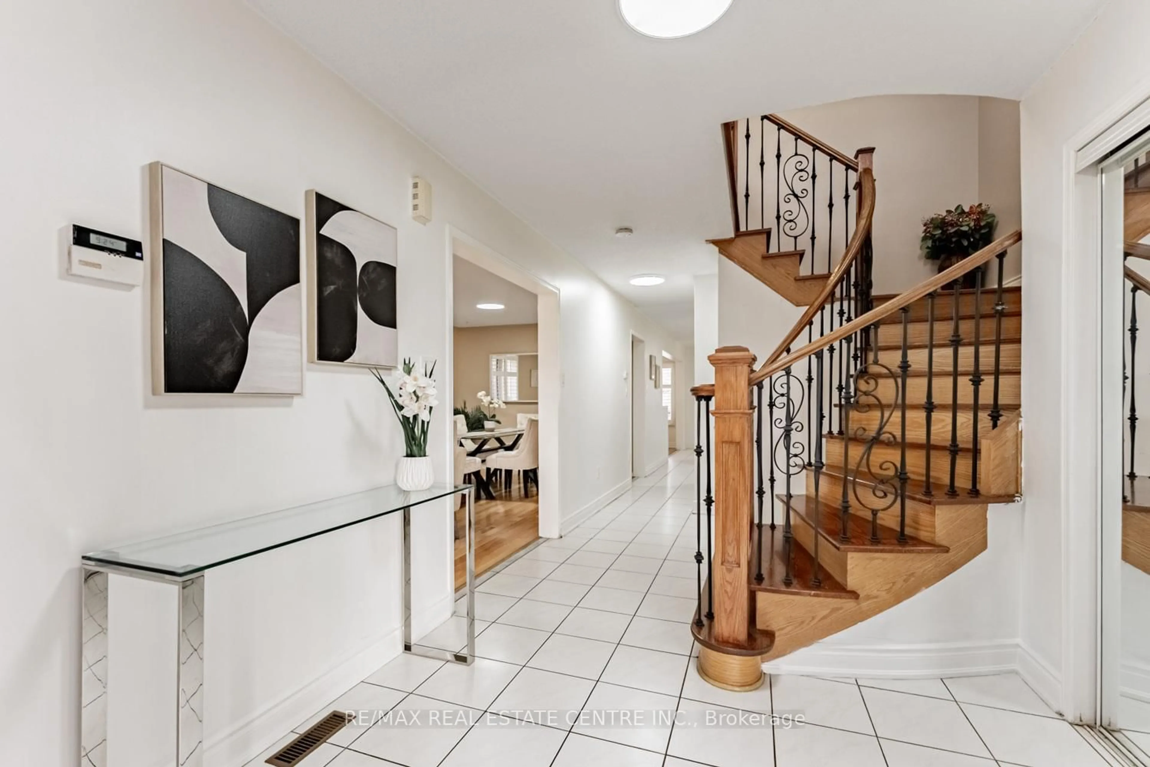 Indoor foyer for 8 Mannel Cres, Brampton Ontario L6Y 5E1