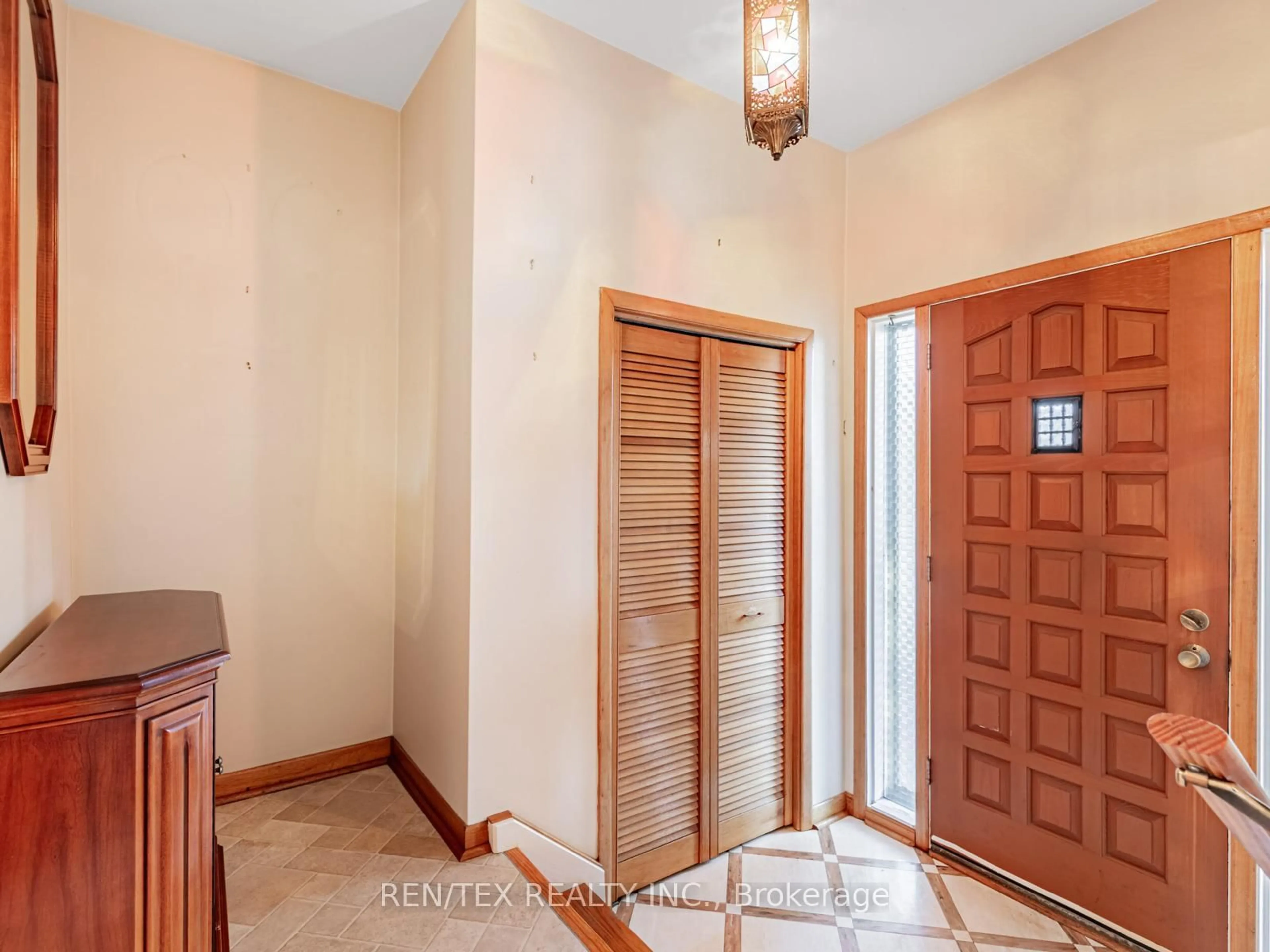 Indoor entryway for 6 Blacksmith Cres, Toronto Ontario M3N 1V4