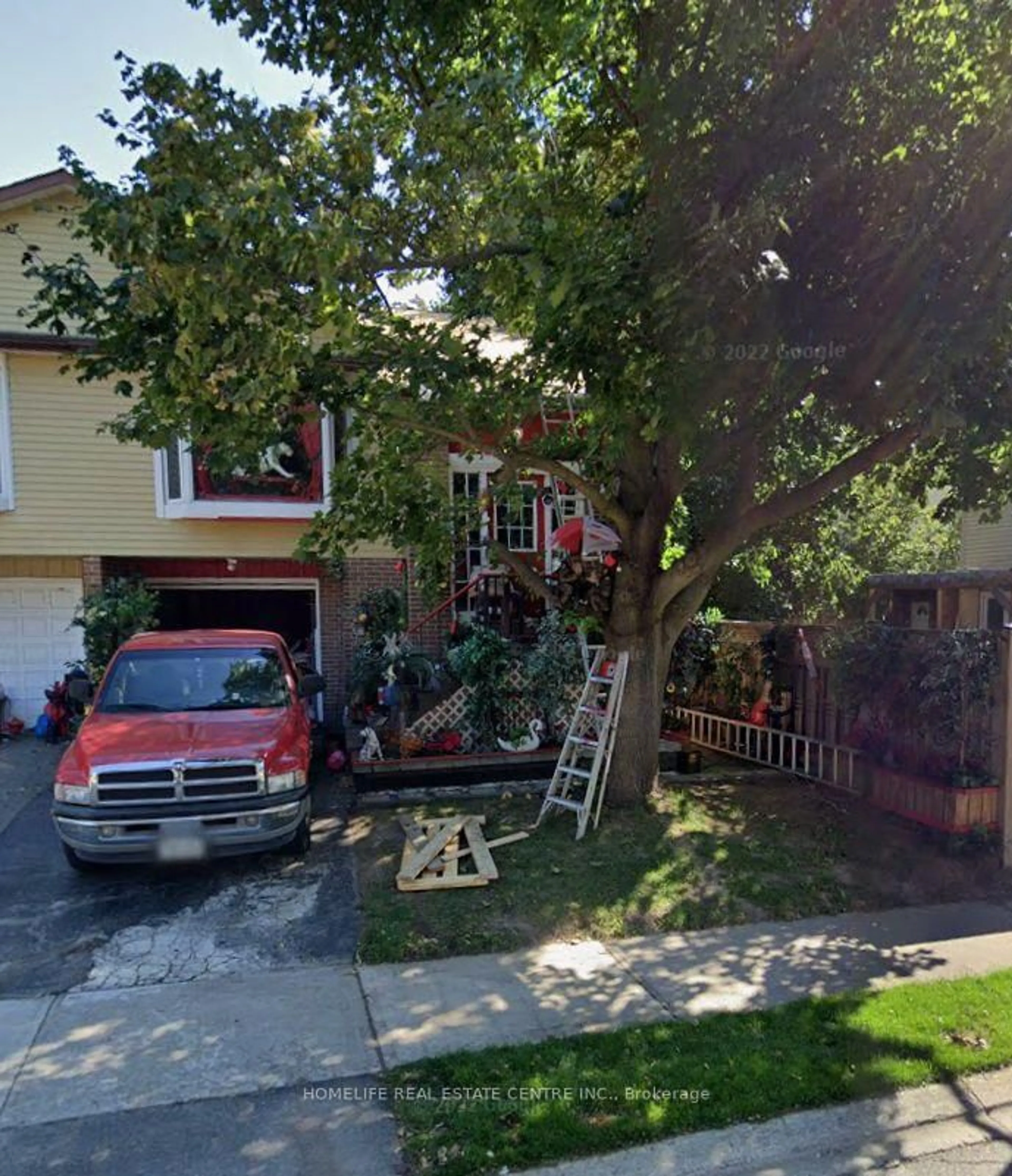 A pic from outside/outdoor area/front of a property/back of a property/a pic from drone, street for 5 Bay Crest Dr, Brampton Ontario L6Z 1H5