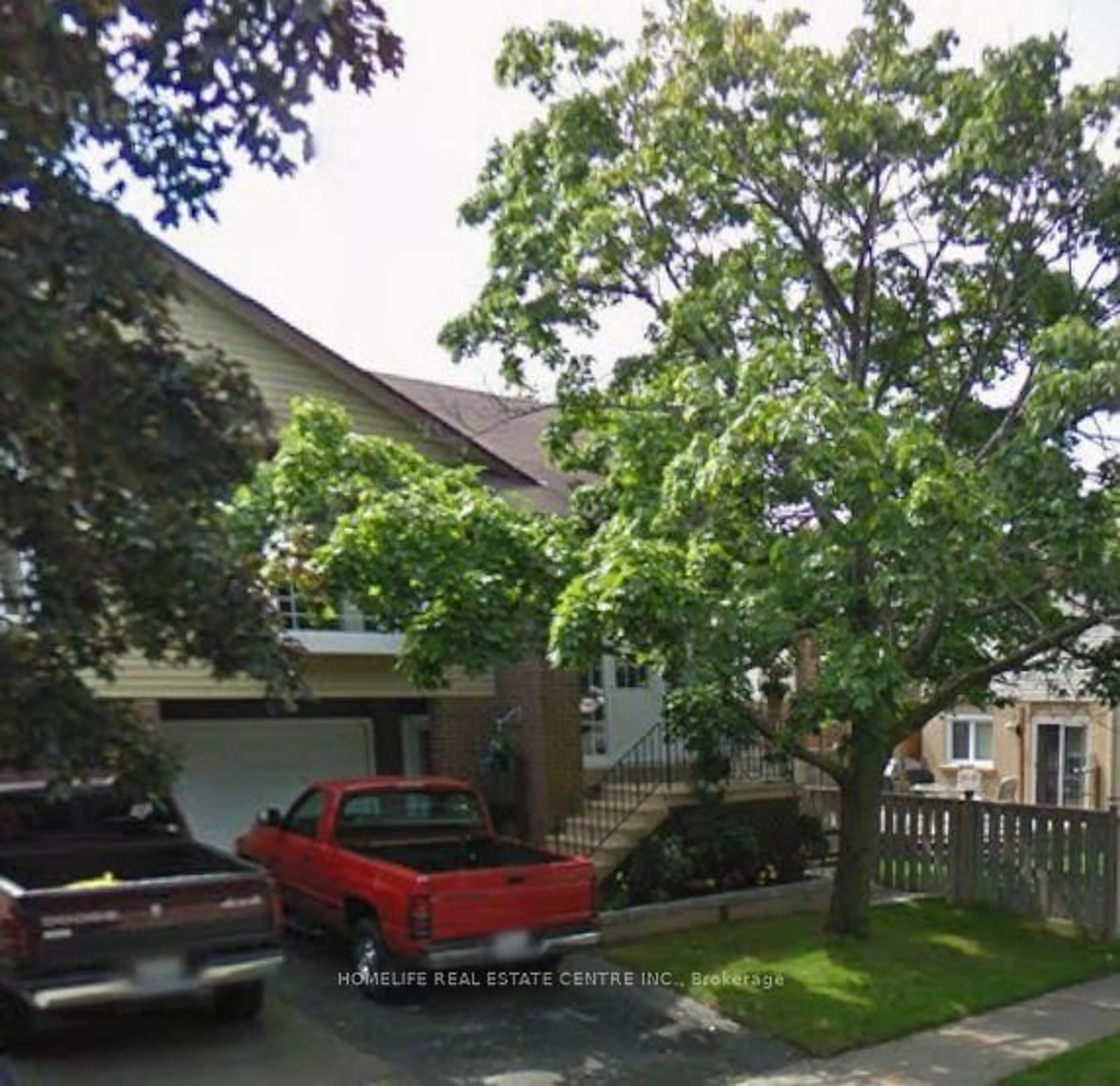 A pic from outside/outdoor area/front of a property/back of a property/a pic from drone, street for 5 Bay Crest Dr, Brampton Ontario L6Z 1H5