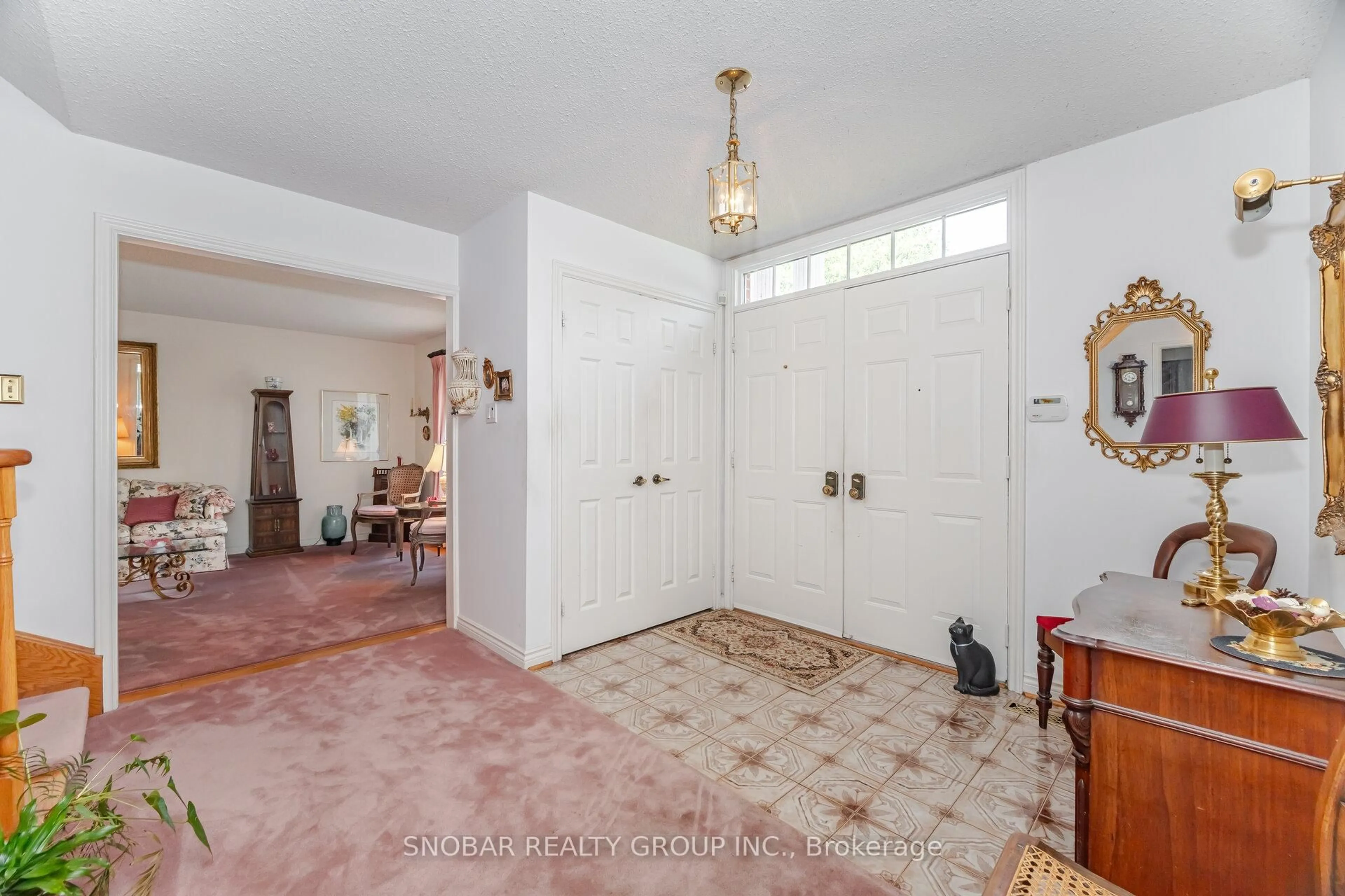 Indoor entryway for 1511 Ballyclare Dr, Mississauga Ontario L5C 1J4