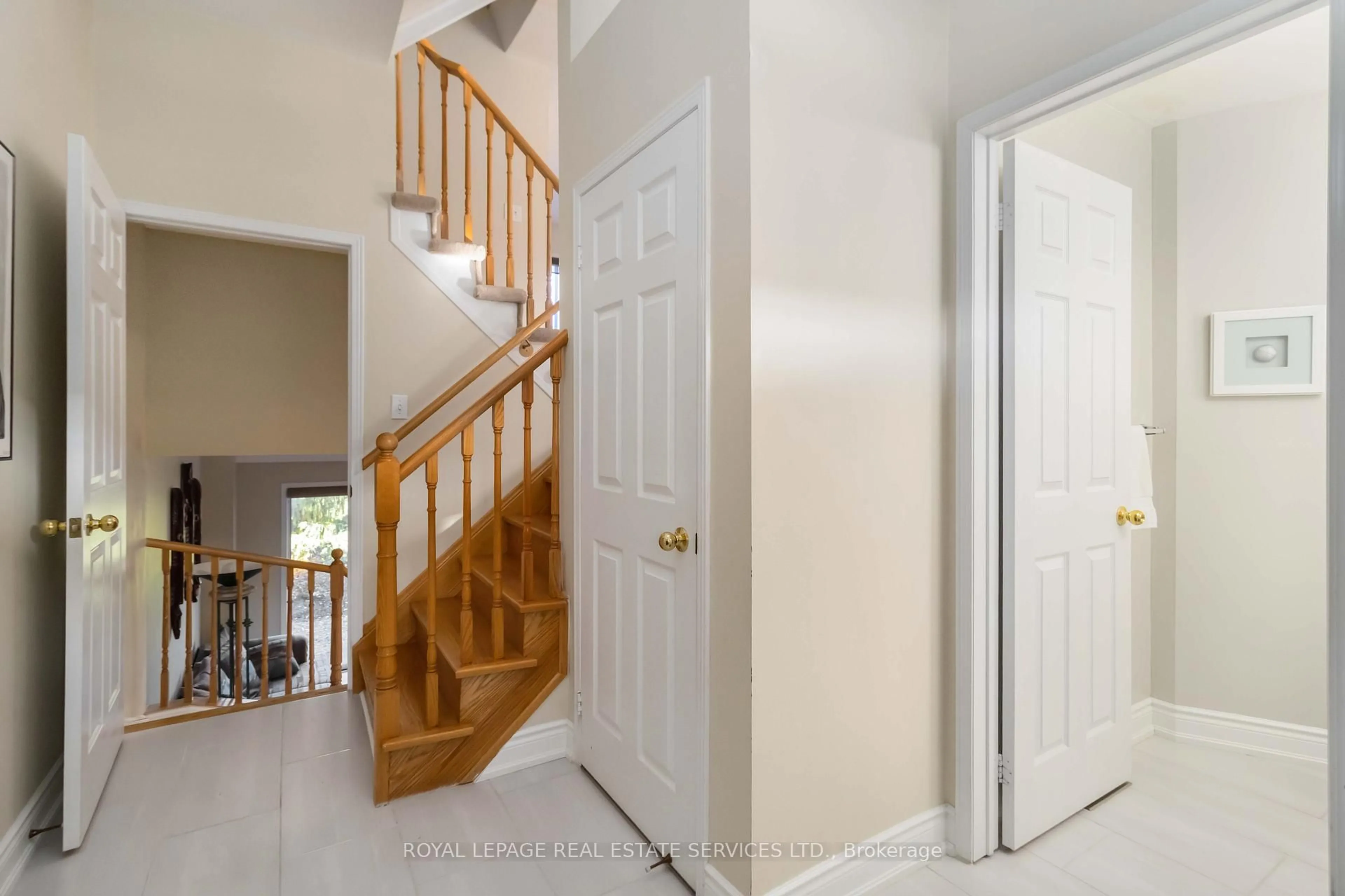 Indoor entryway for 1584 Woodhenge Way, Mississauga Ontario L5N 7T1