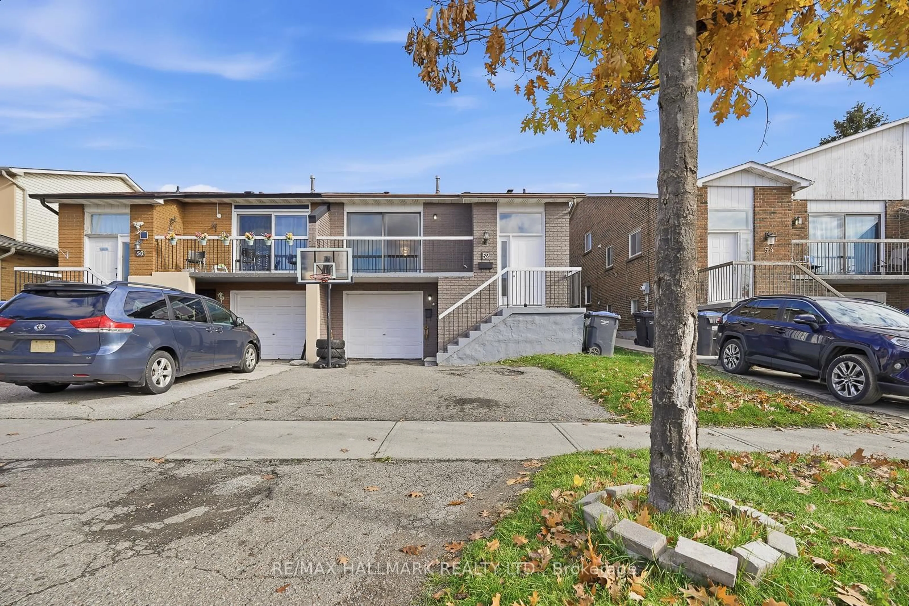 A pic from outside/outdoor area/front of a property/back of a property/a pic from drone, street for 52 Simmons Blvd, Brampton Ontario L6V 3V6