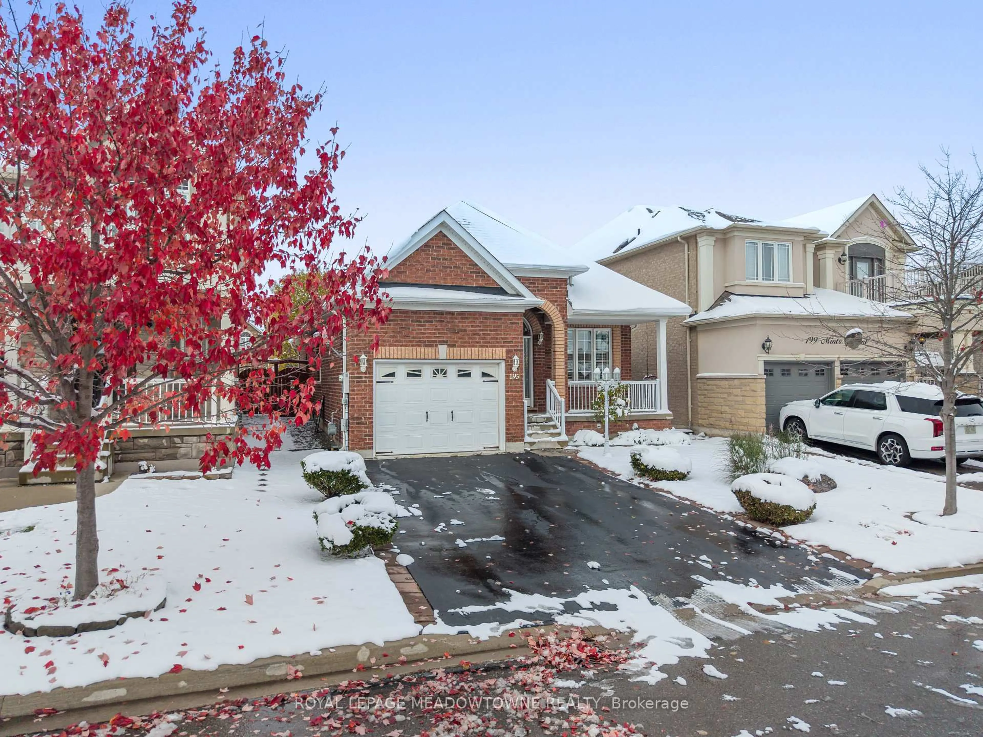 A pic from outside/outdoor area/front of a property/back of a property/a pic from drone, street for 195 Minto Cres, Milton Ontario L9T 7P5