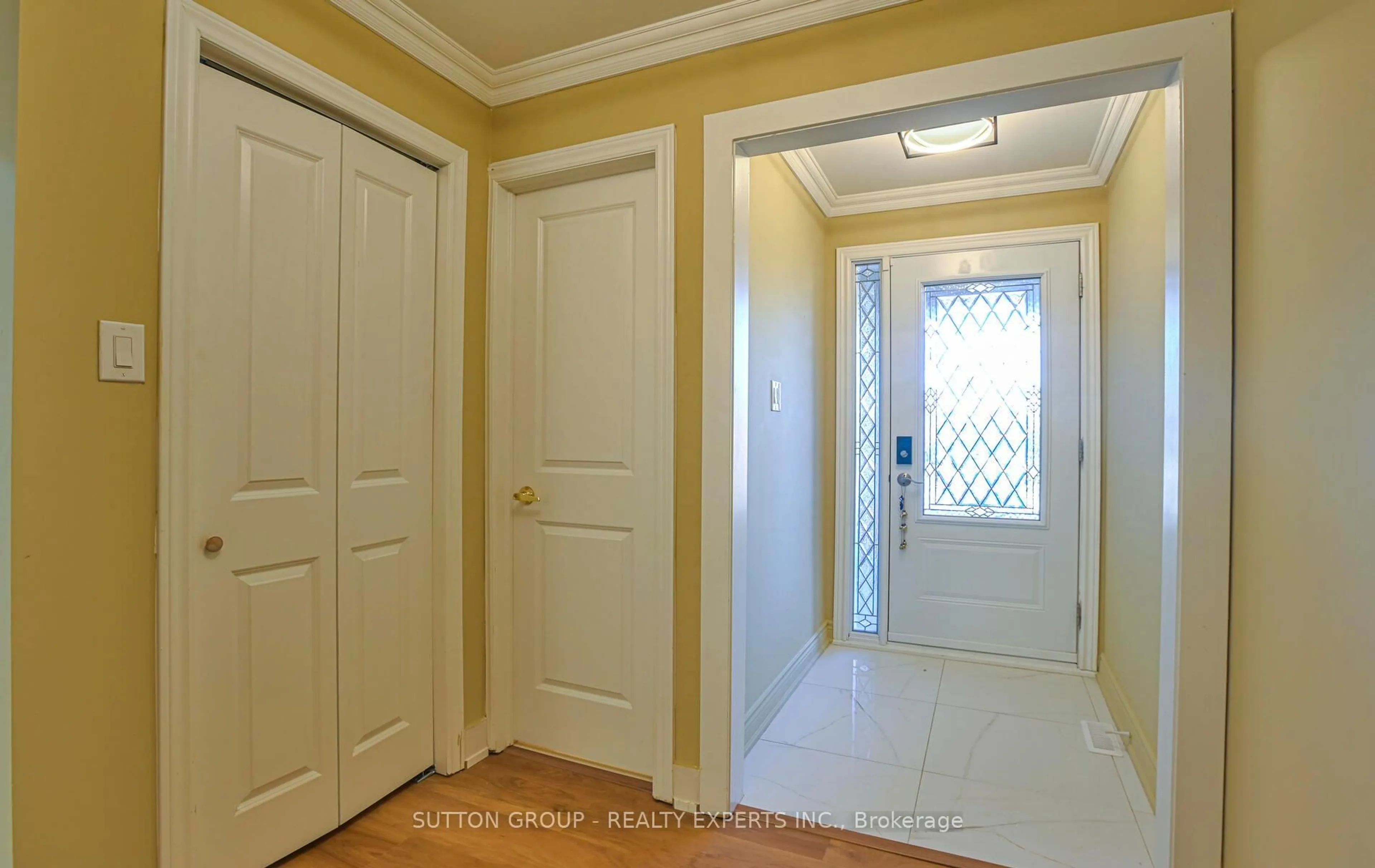 Indoor entryway for 4322 Shelby Cres, Mississauga Ontario L4W 3T3