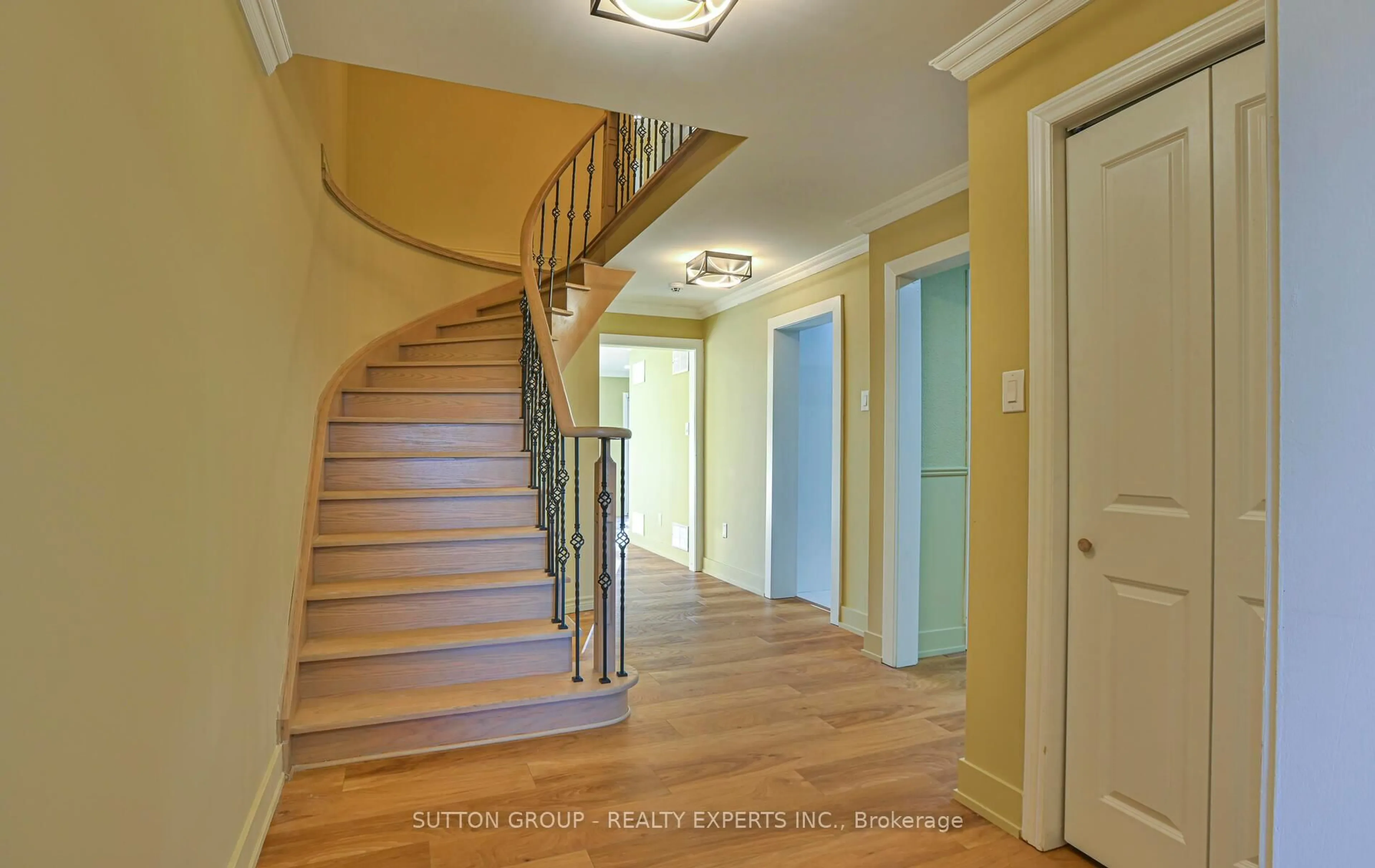Indoor foyer for 4322 Shelby Cres, Mississauga Ontario L4W 3T3