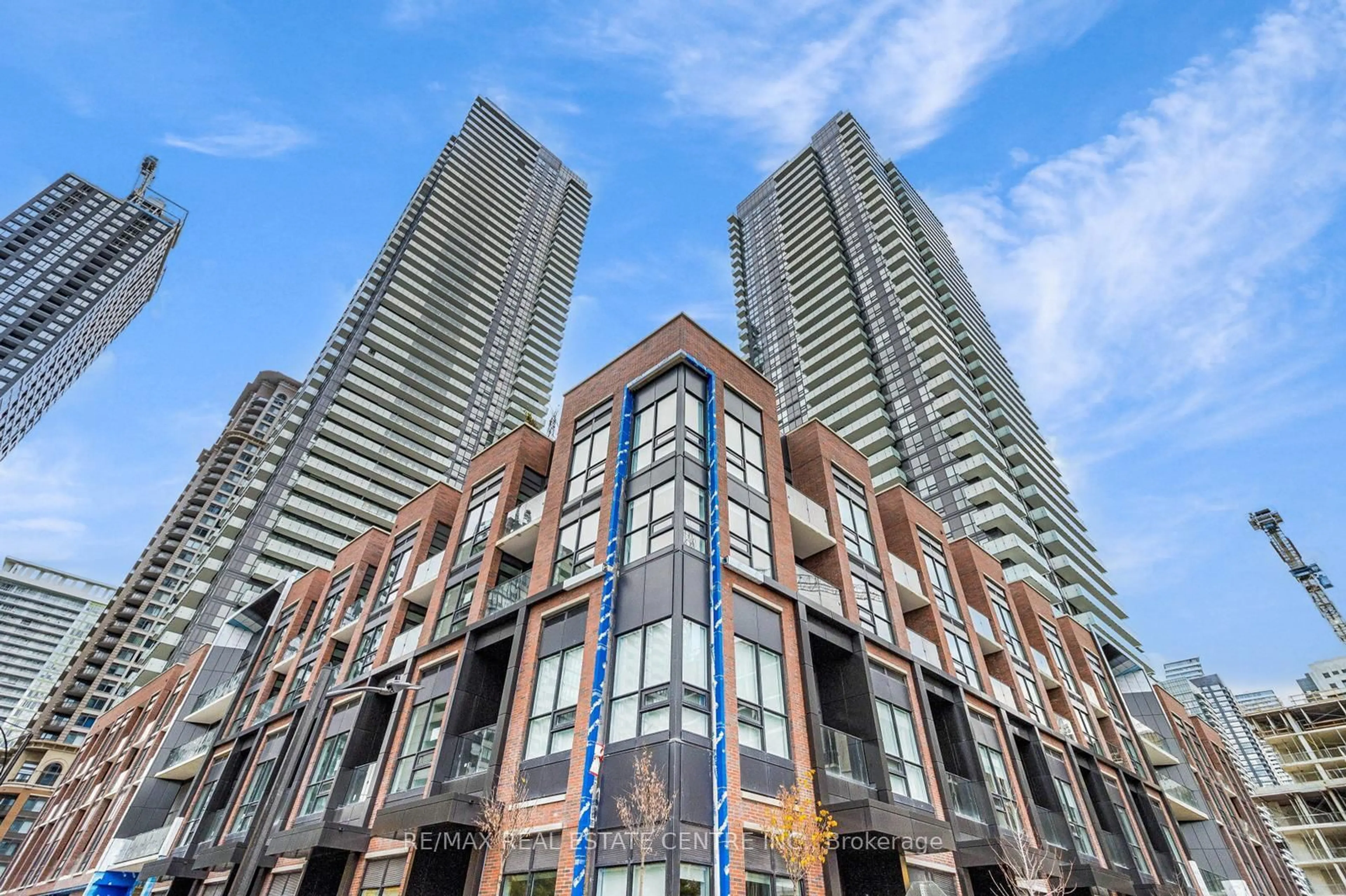 Patio, building for 4130 Parkside Village Dr #1503, Mississauga Ontario L5B 0L7