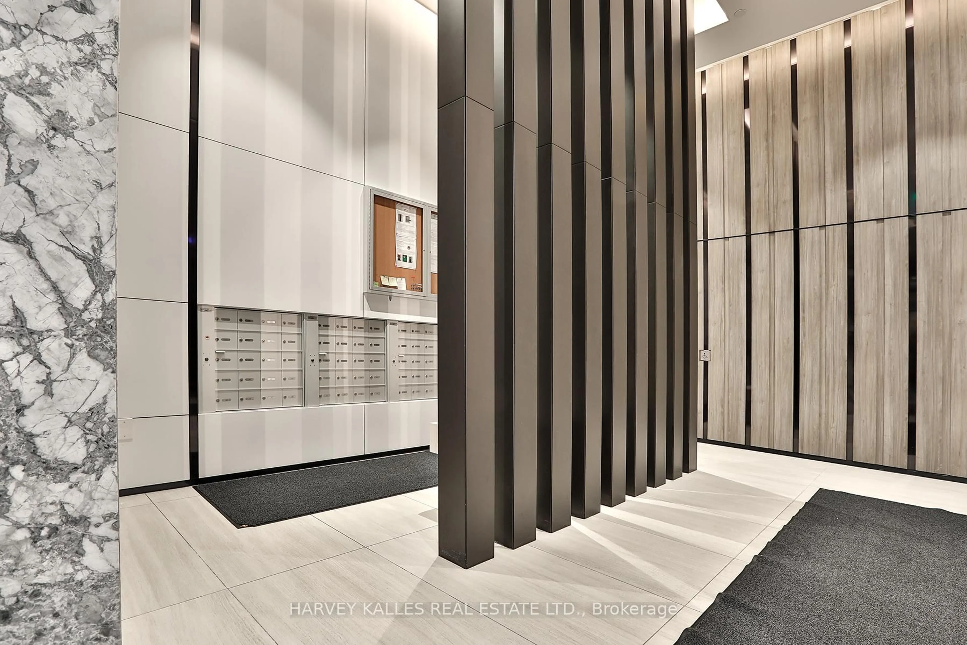 Indoor foyer for 215 Lakeshore Rd #338, Mississauga Ontario L5H 1G5