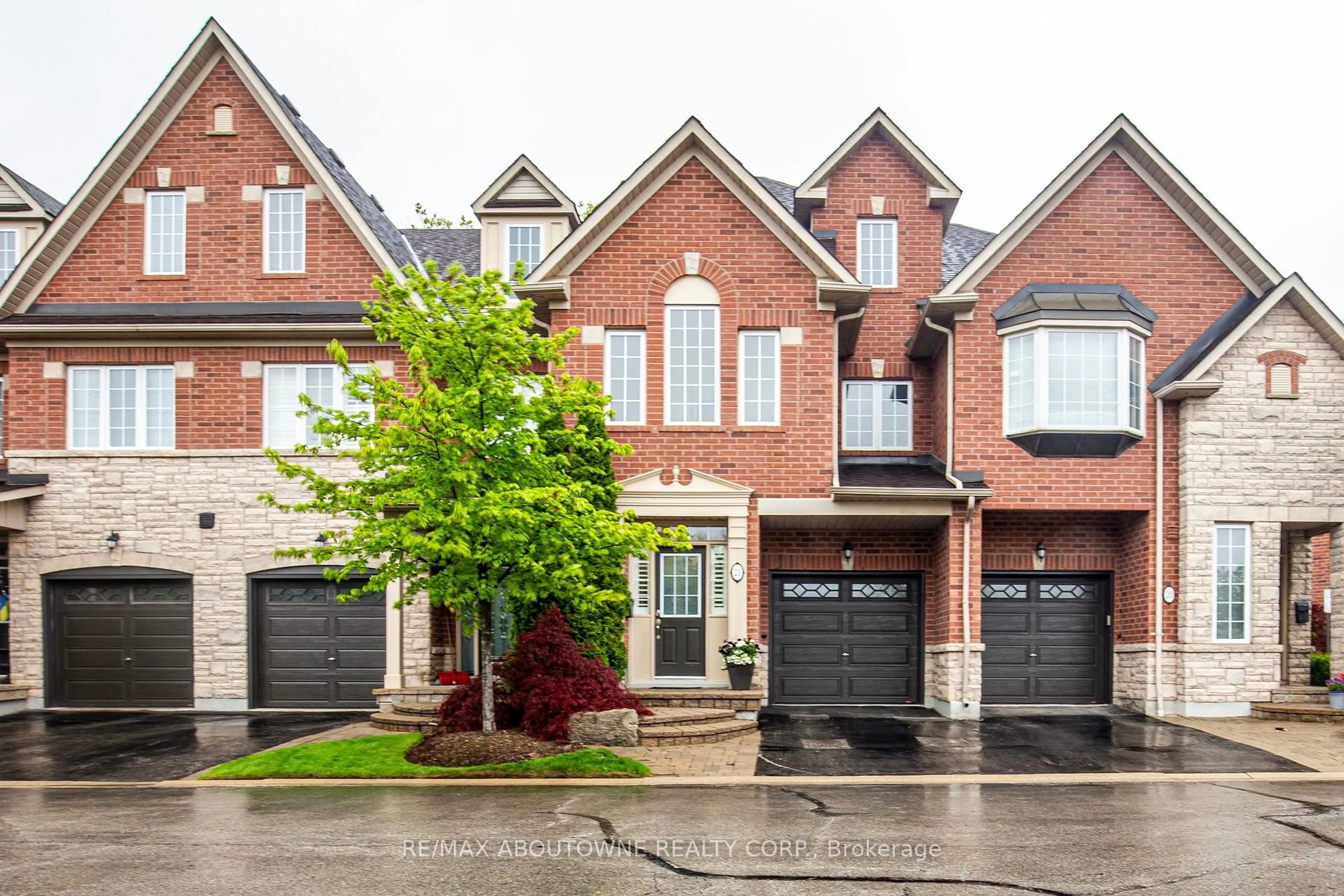 Home with brick exterior material, street for 300 Ravineview Way #21, Oakville Ontario L6H 7J1