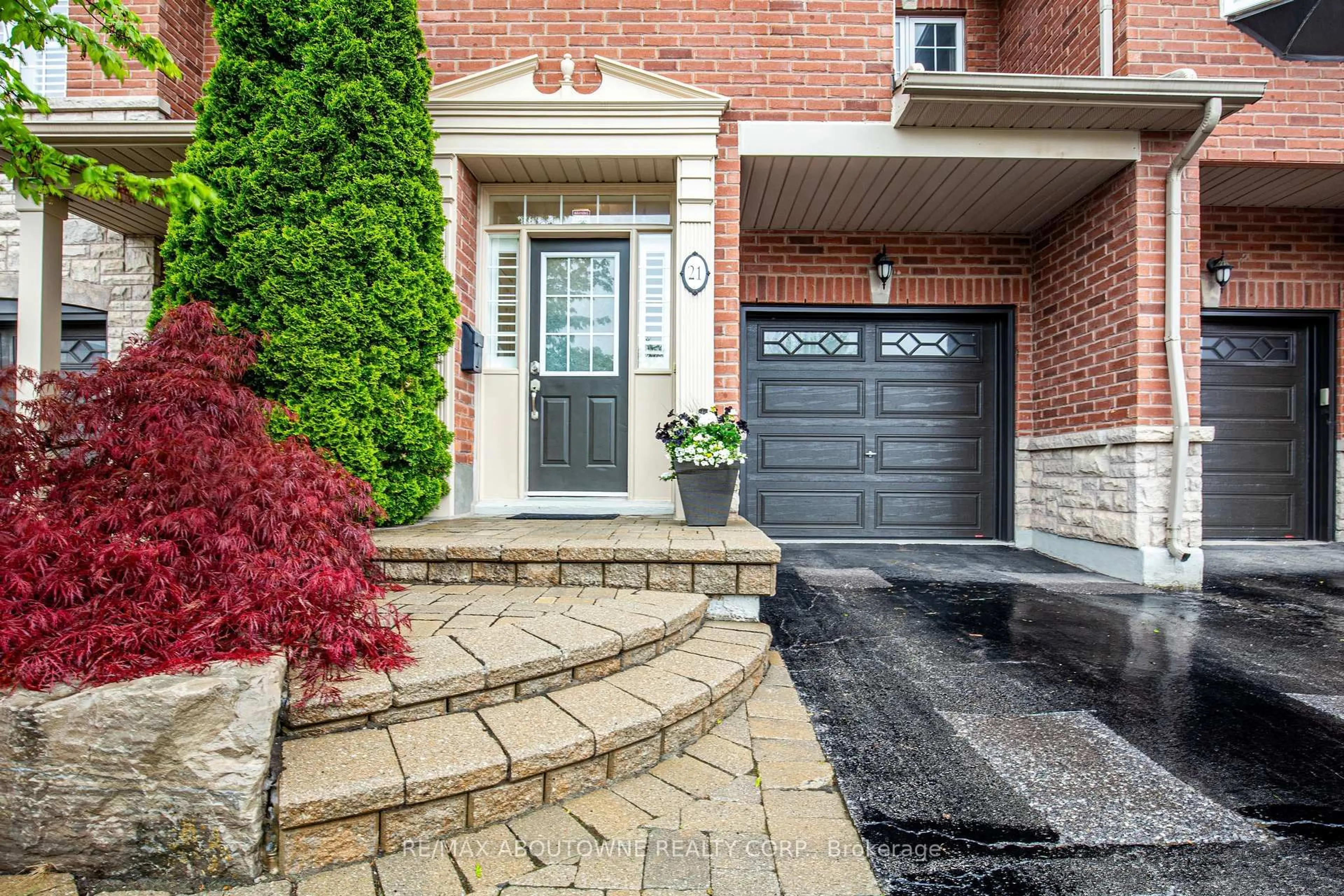 Home with brick exterior material, street for 300 Ravineview Way #21, Oakville Ontario L6H 7J1