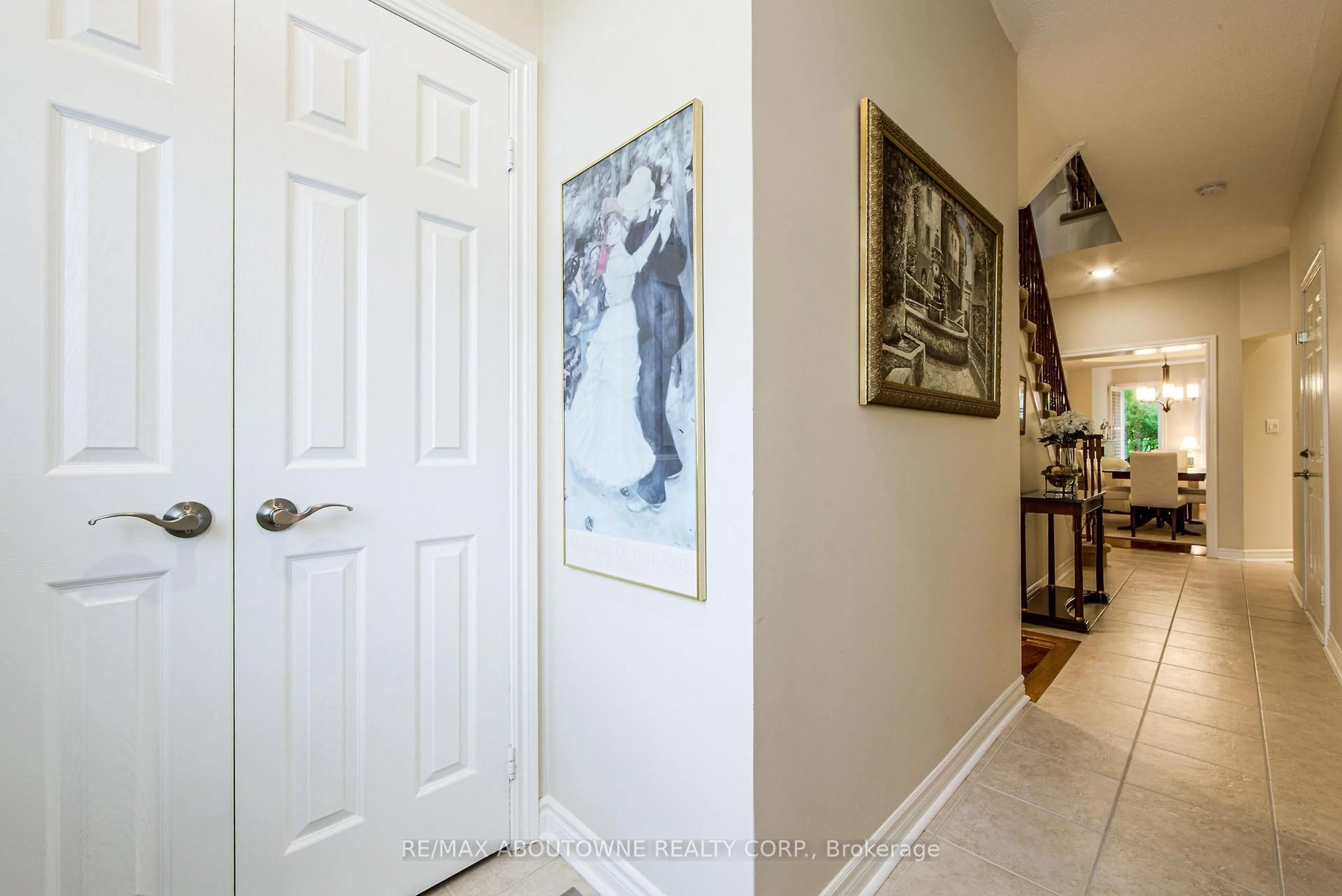 Indoor entryway for 300 Ravineview Way #21, Oakville Ontario L6H 7J1