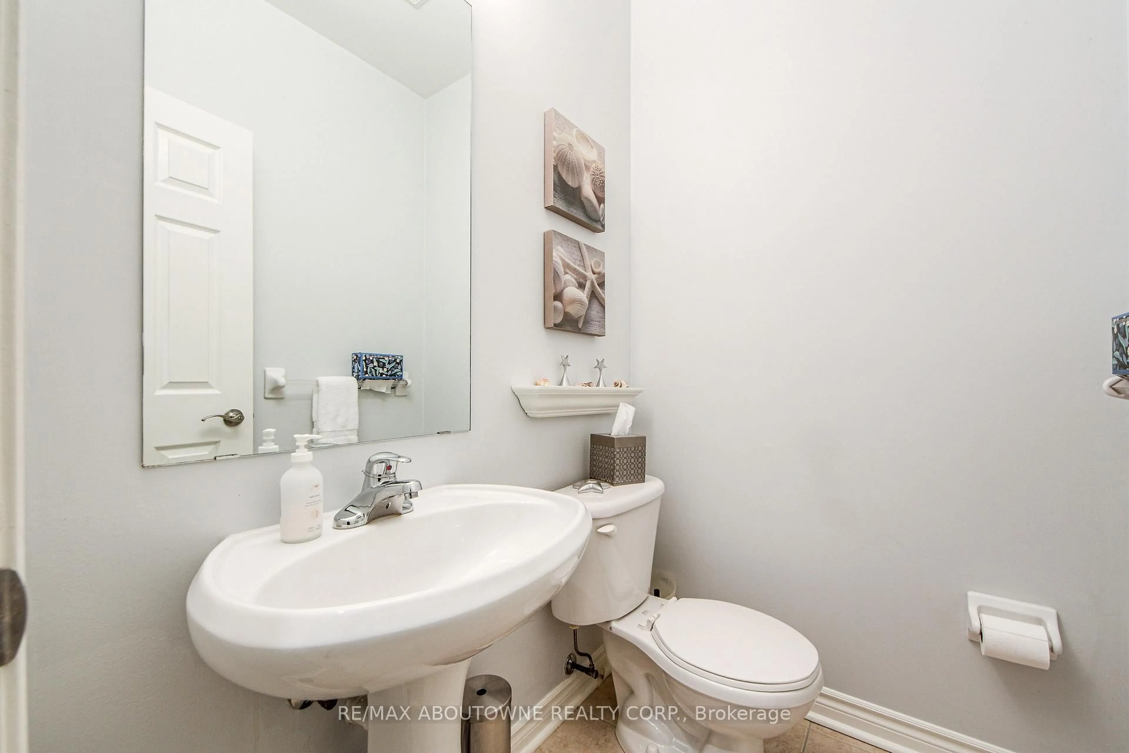 Standard bathroom, ceramic/tile floor for 300 Ravineview Way #21, Oakville Ontario L6H 7J1