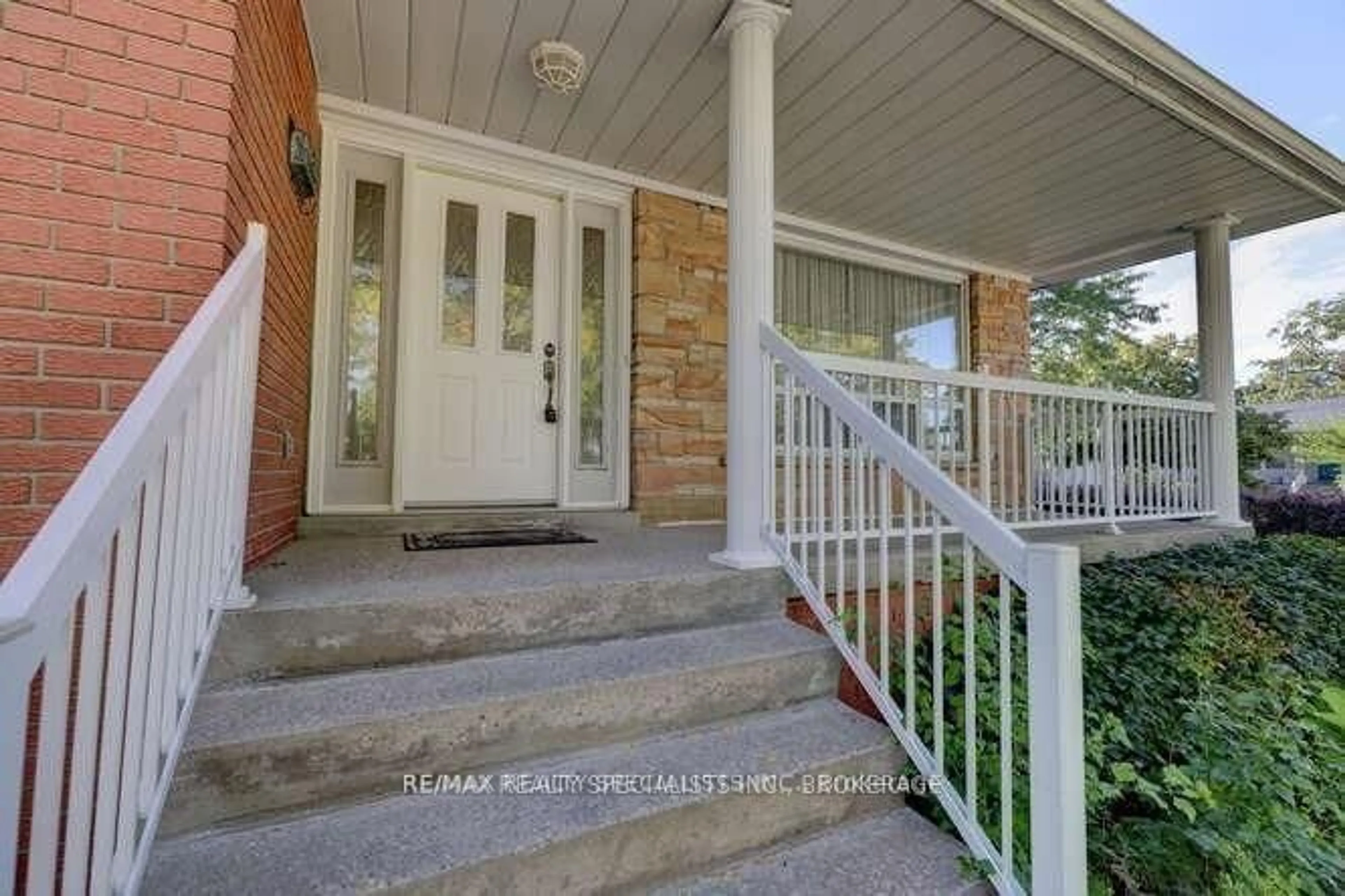 Indoor entryway for 2220 Springfield Crt, Mississauga Ontario L5K 1V2