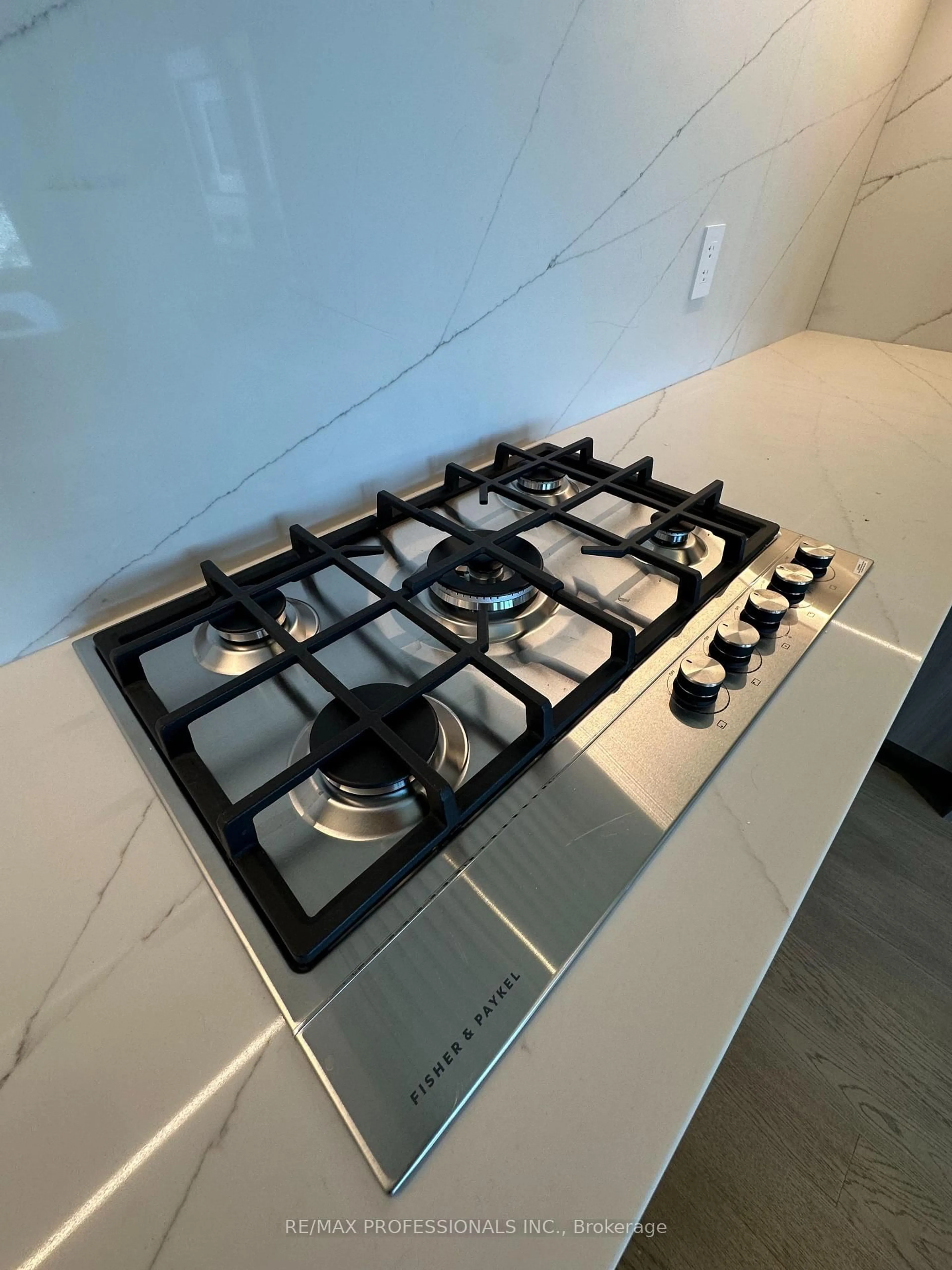 Standard kitchen, ceramic/tile floor for 123 Maurice Dr #410, Oakville Ontario L6K 2W6