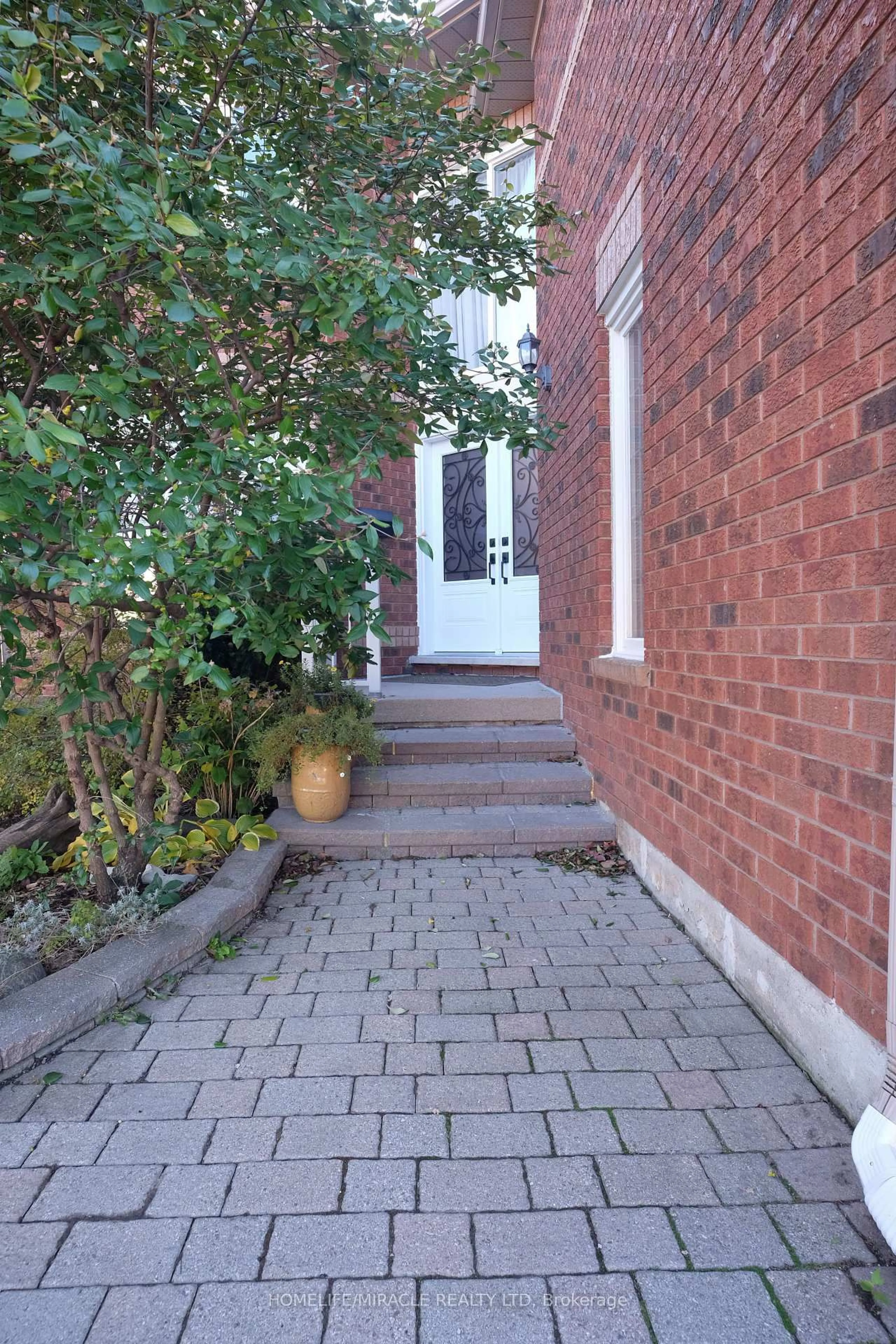 Unknown for 28 Adirondack Cres, Brampton Ontario L6R 1E5