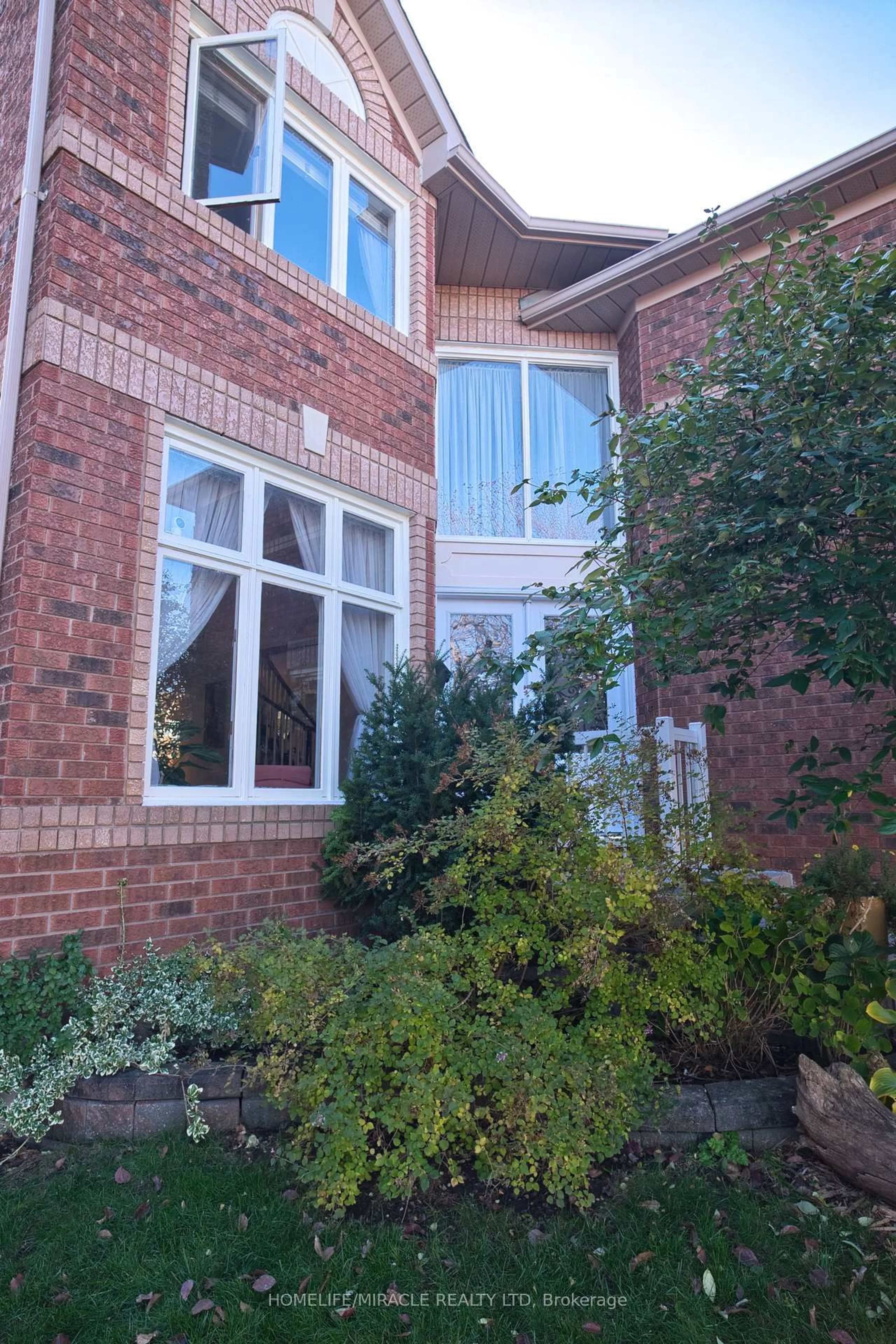 Home with brick exterior material, street for 28 Adirondack Cres, Brampton Ontario L6R 1E5