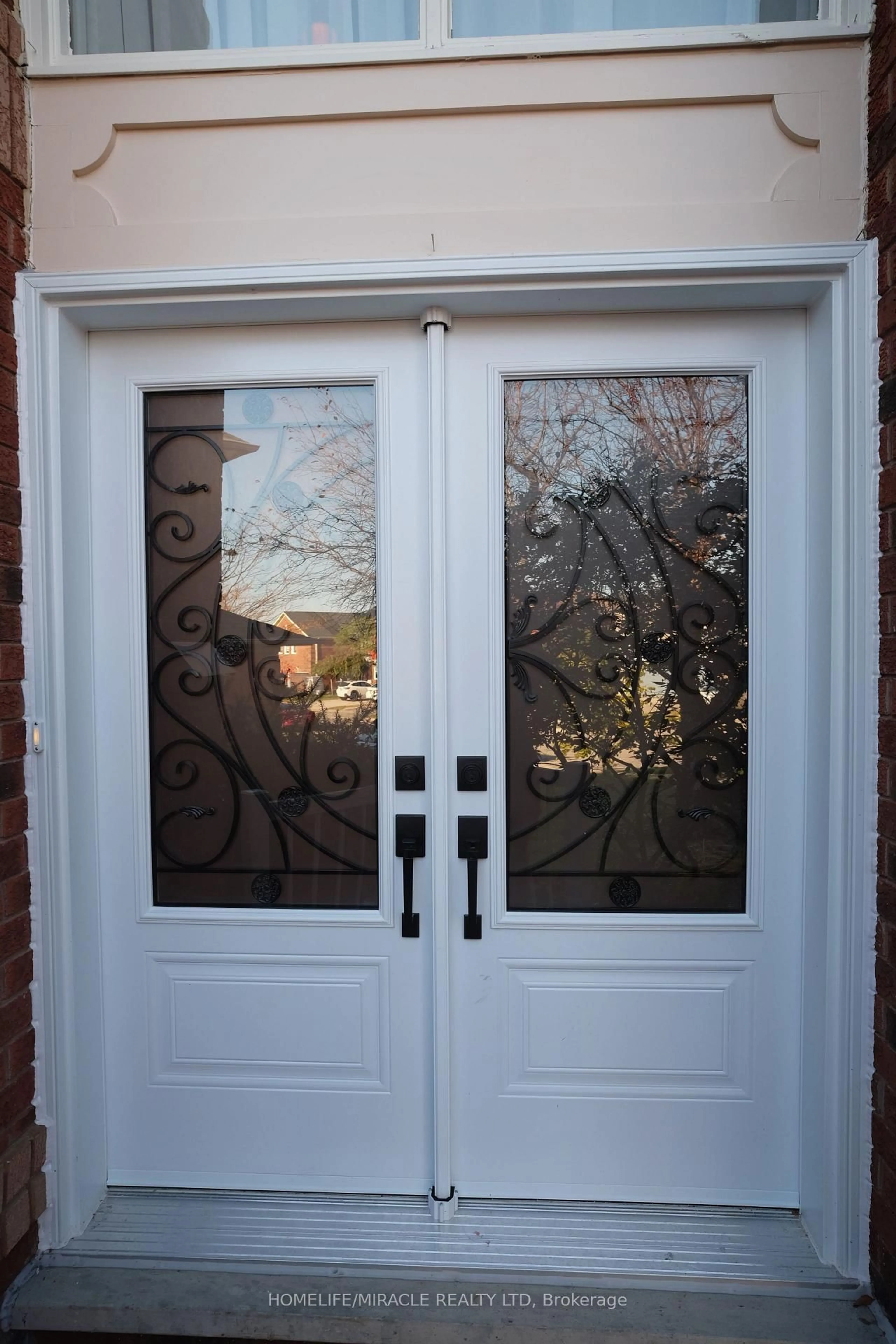 Indoor entryway for 28 Adirondack Cres, Brampton Ontario L6R 1E5