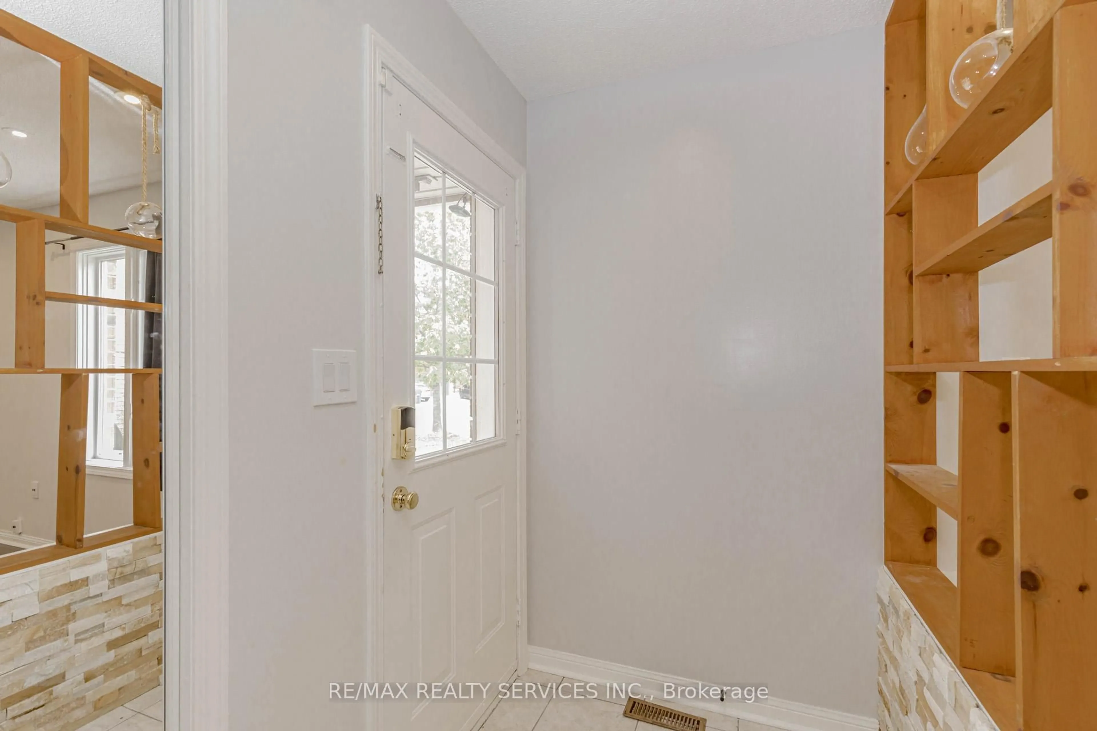 Indoor entryway for 106 Narrow Valley Cres, Brampton Ontario L6R 2M6