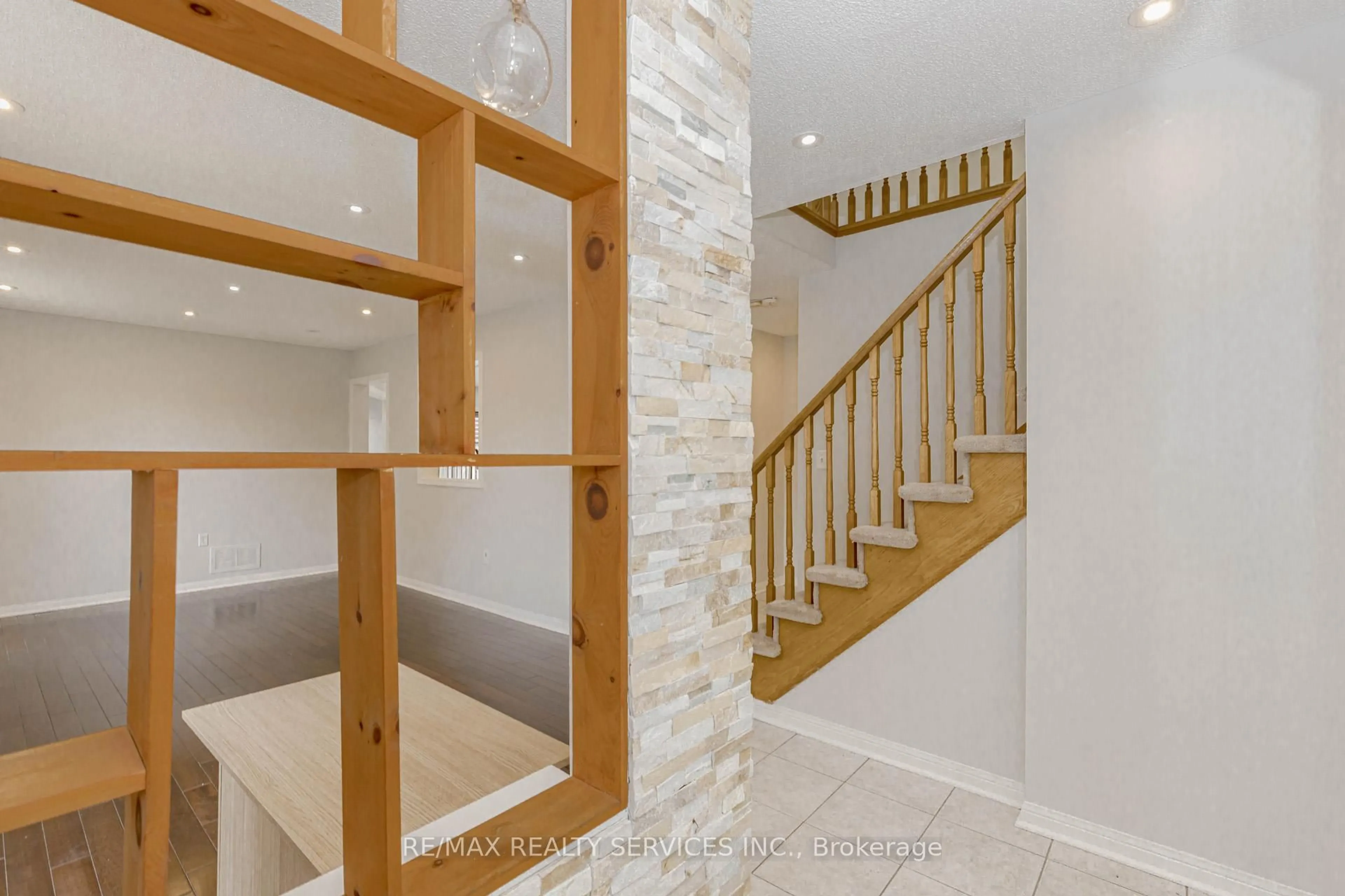 Stairs for 106 Narrow Valley Cres, Brampton Ontario L6R 2M6