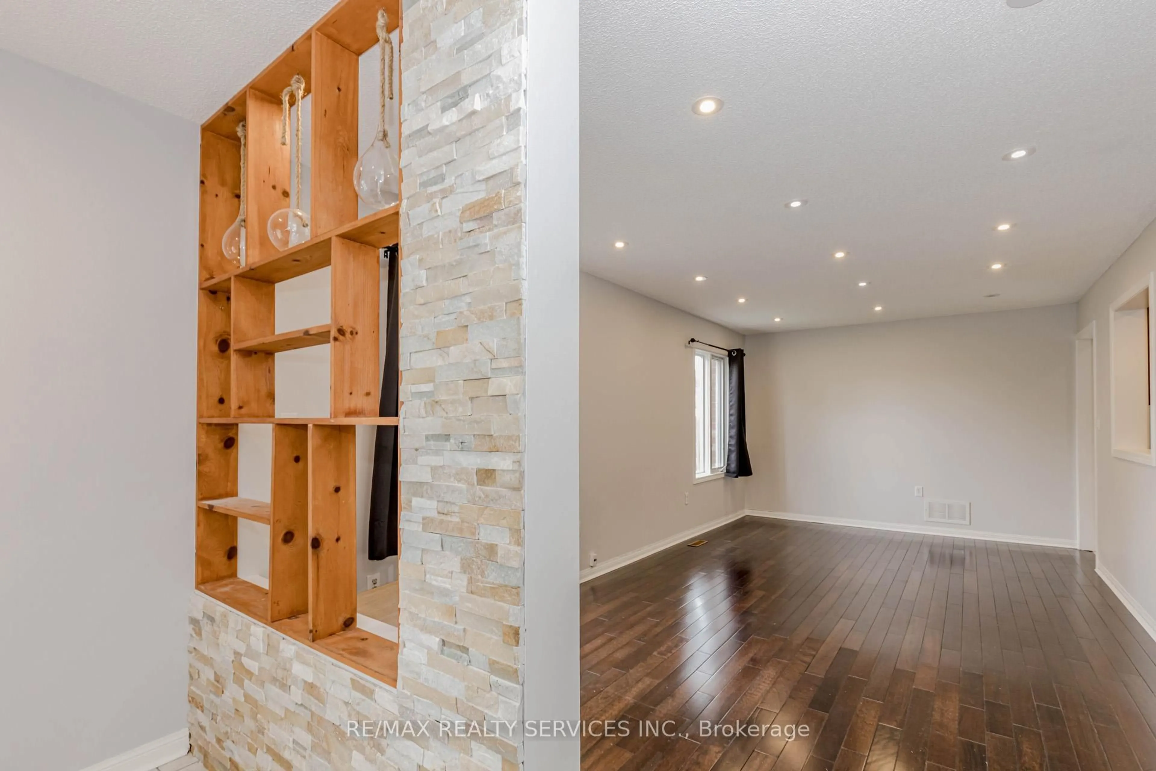 Indoor entryway for 106 Narrow Valley Cres, Brampton Ontario L6R 2M6
