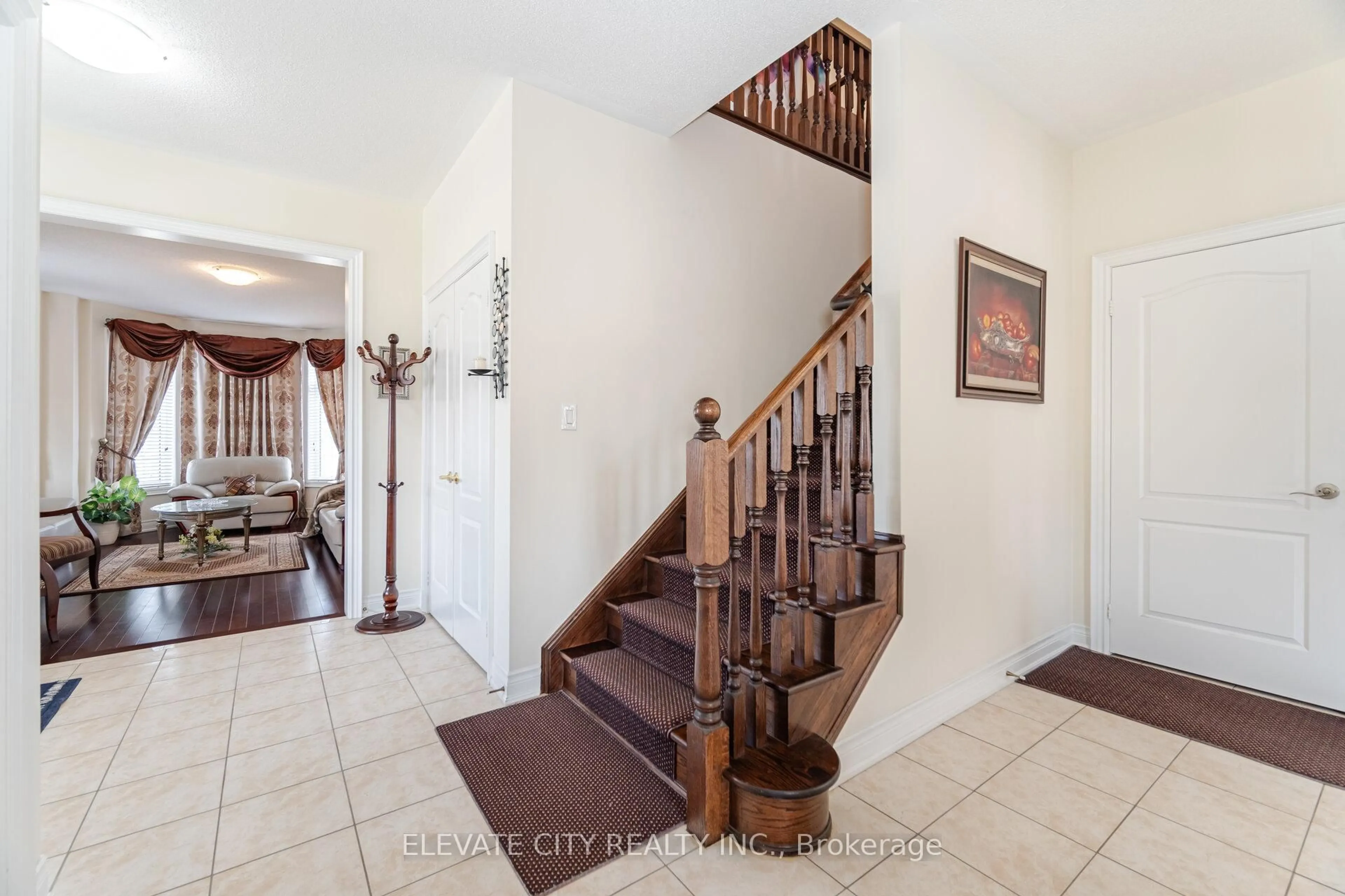 Indoor entryway for 5576 Ethan Dr, Mississauga Ontario L5M 0W1