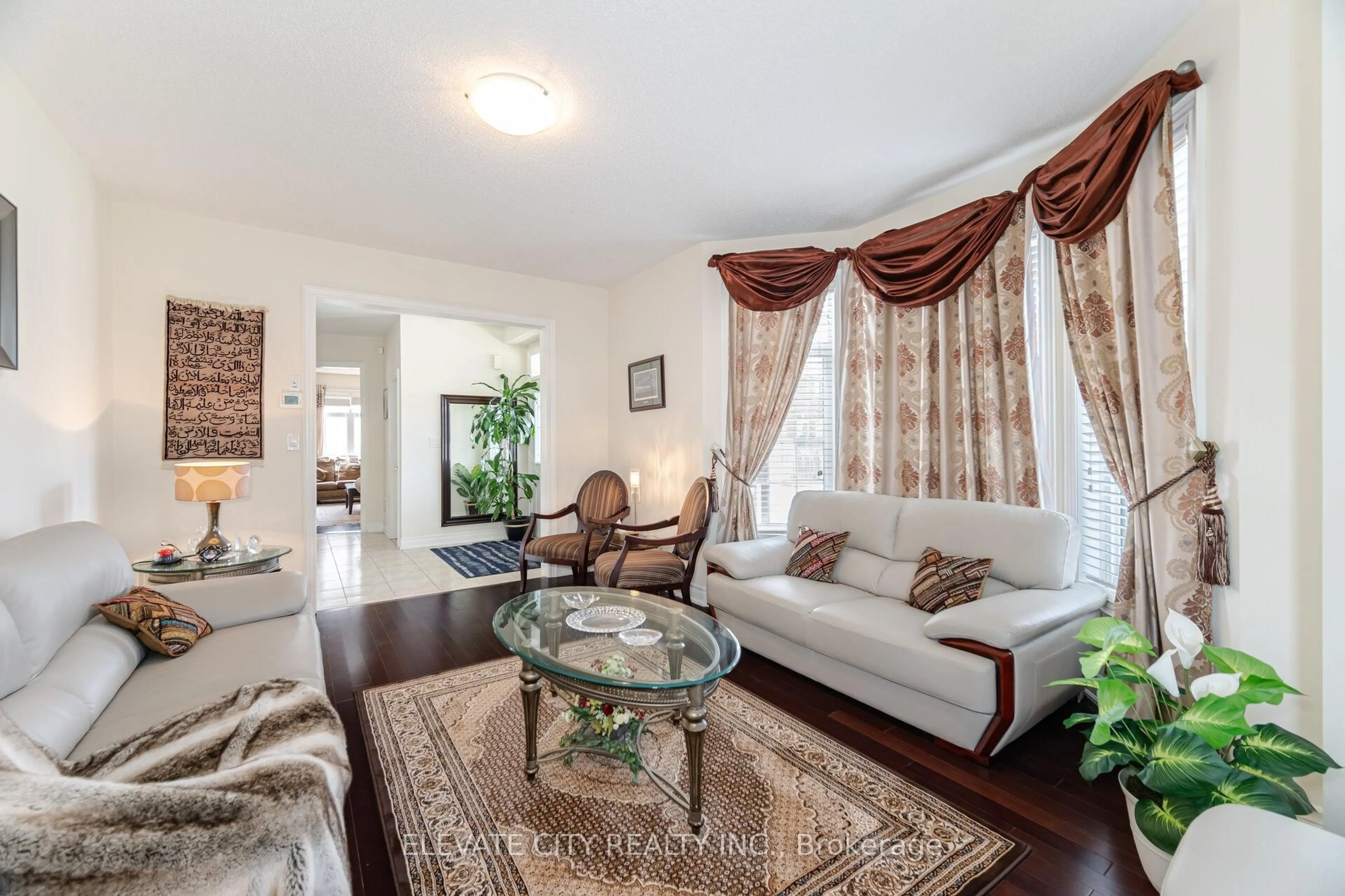 Living room with furniture, unknown for 5576 Ethan Dr, Mississauga Ontario L5M 0W1