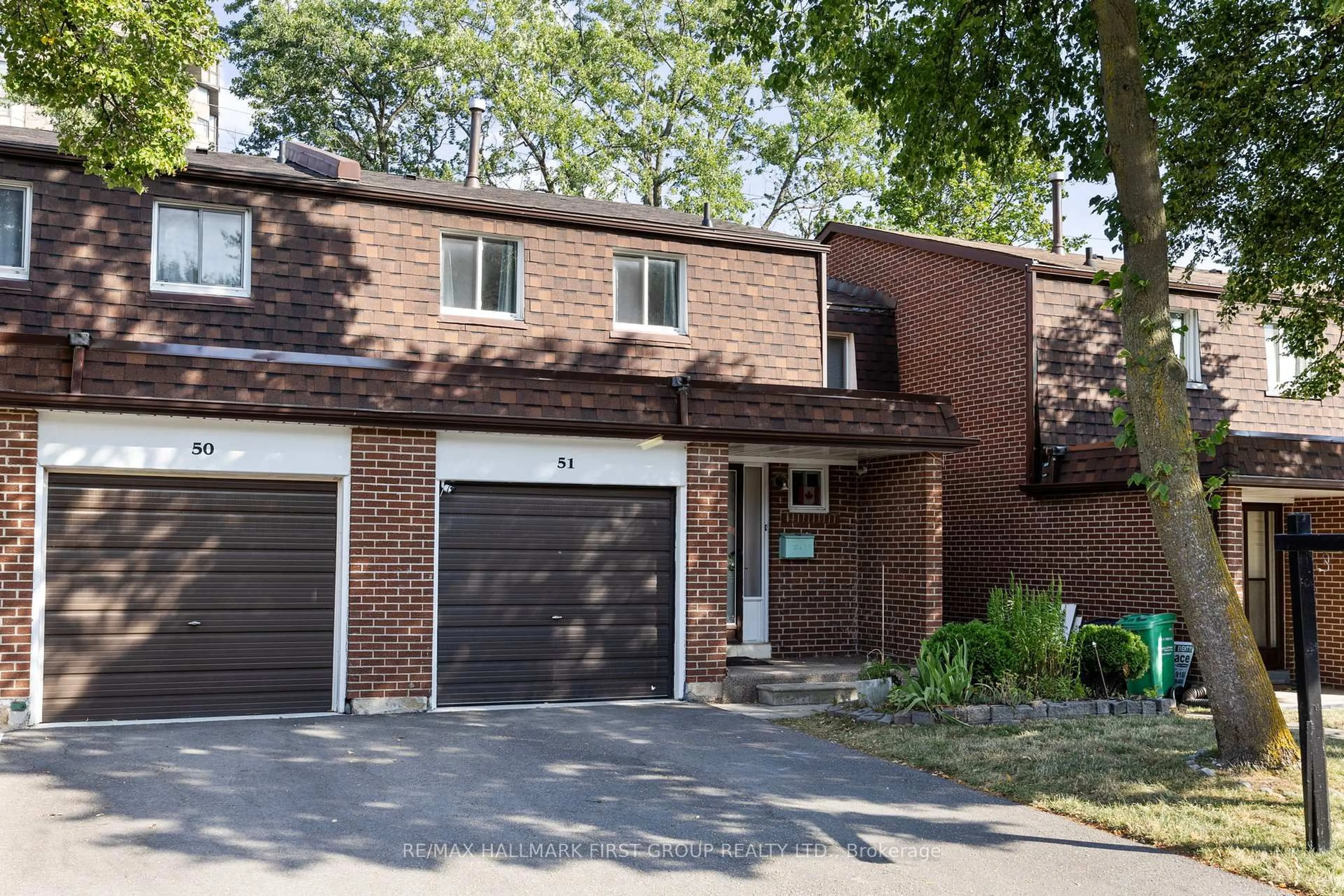 Home with brick exterior material, street for 3025 Cedarglen Gate #51, Mississauga Ontario L5C 2V7