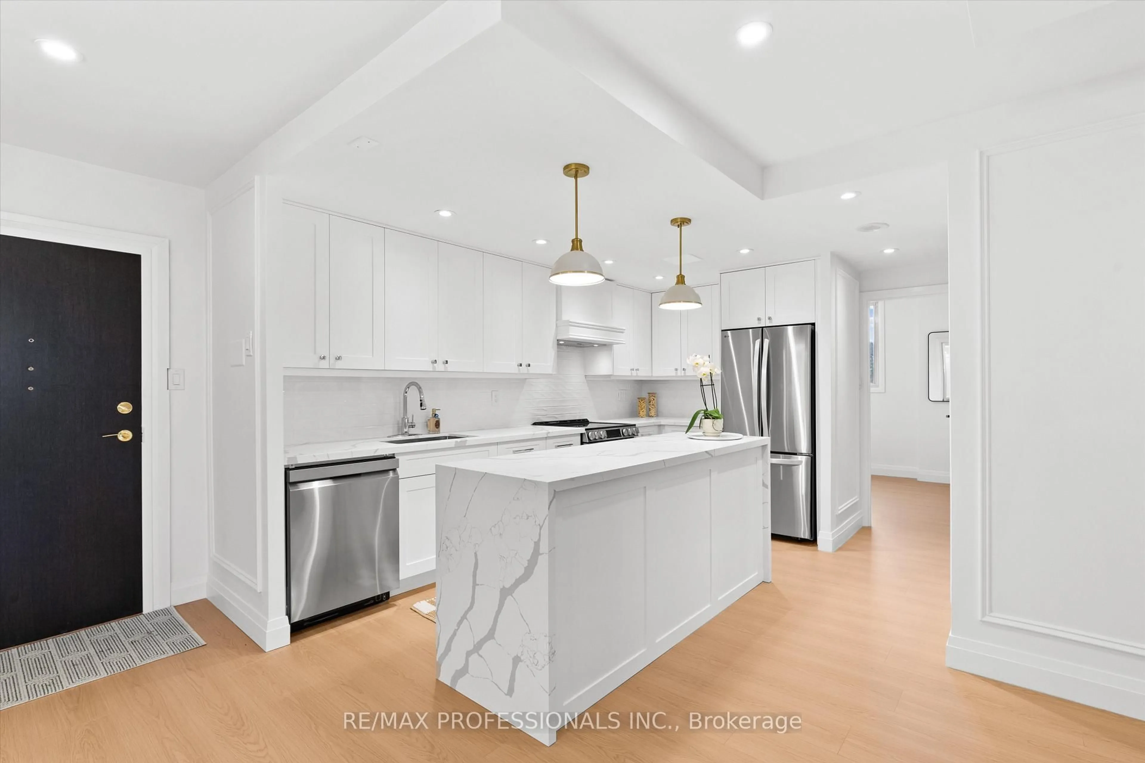 Open concept kitchen, ceramic/tile floor for 820 Burnhamthorpe Rd #508, Toronto Ontario M9C 4W2