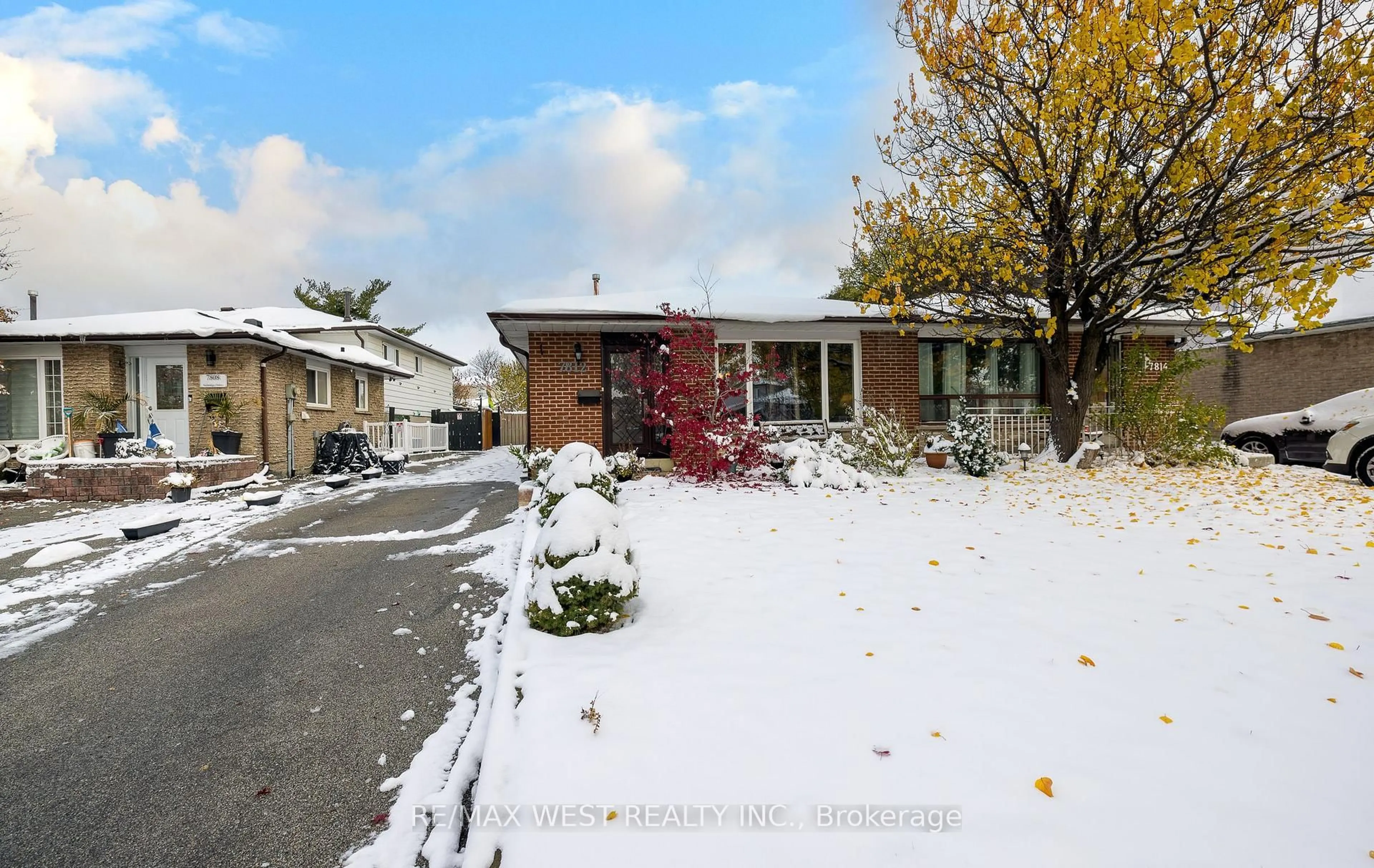 A pic from outside/outdoor area/front of a property/back of a property/a pic from drone, street for 7812 Kittridge Dr, Mississauga Ontario L4T 3J6