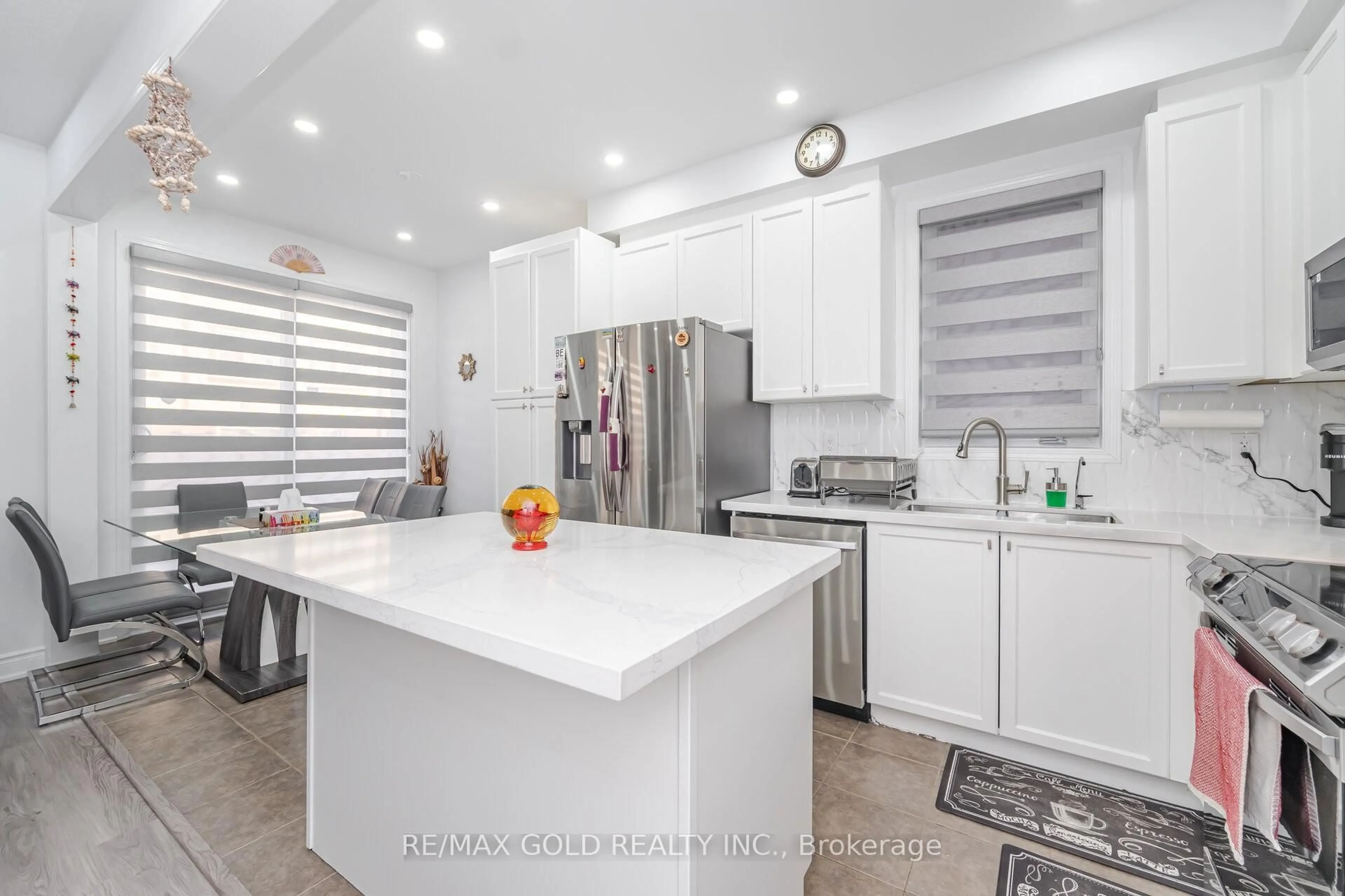 Contemporary kitchen, unknown for 152 Vanhorne Clse, Brampton Ontario L7A 0Y2