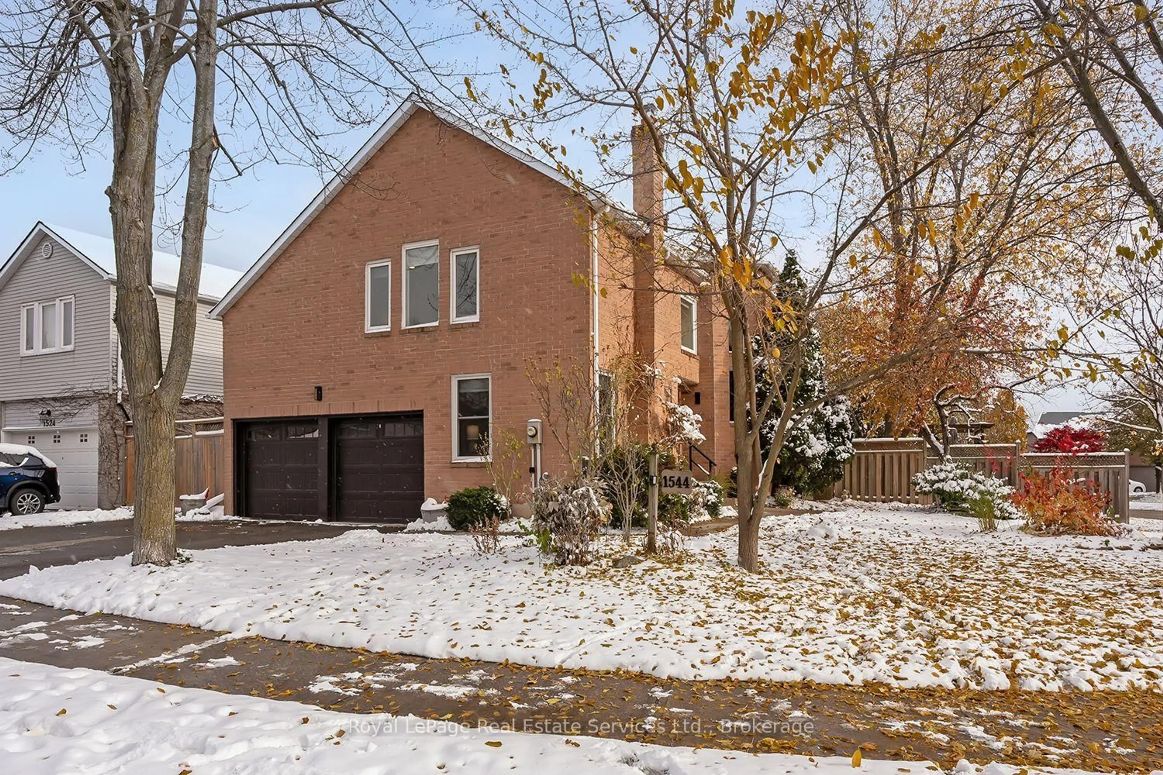 Home with brick exterior material, street for 1544 Greenbriar Dr, Oakville Ontario L6M 1Y5