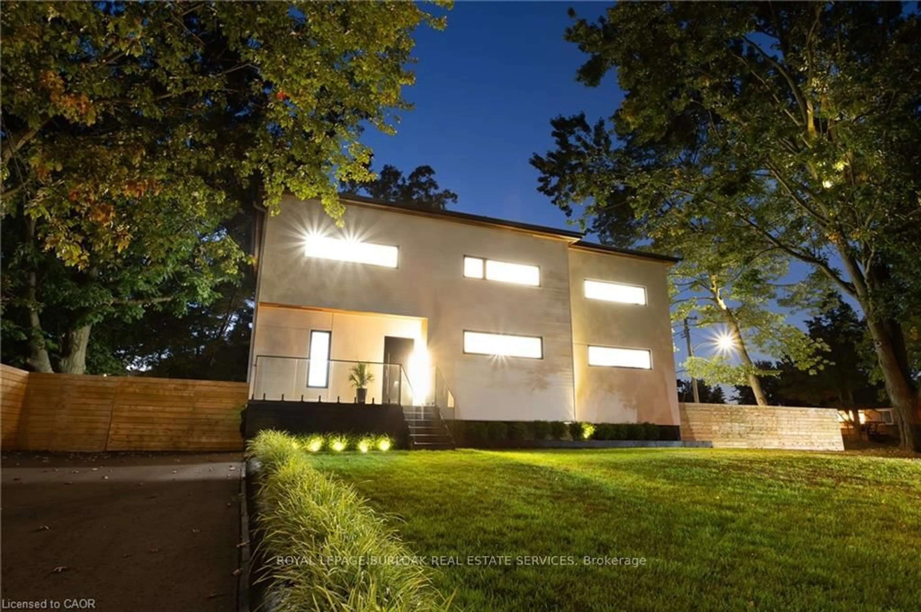 Home with brick exterior material, building for 5427 ANTHONY Pl, Burlington Ontario L7L 3G9