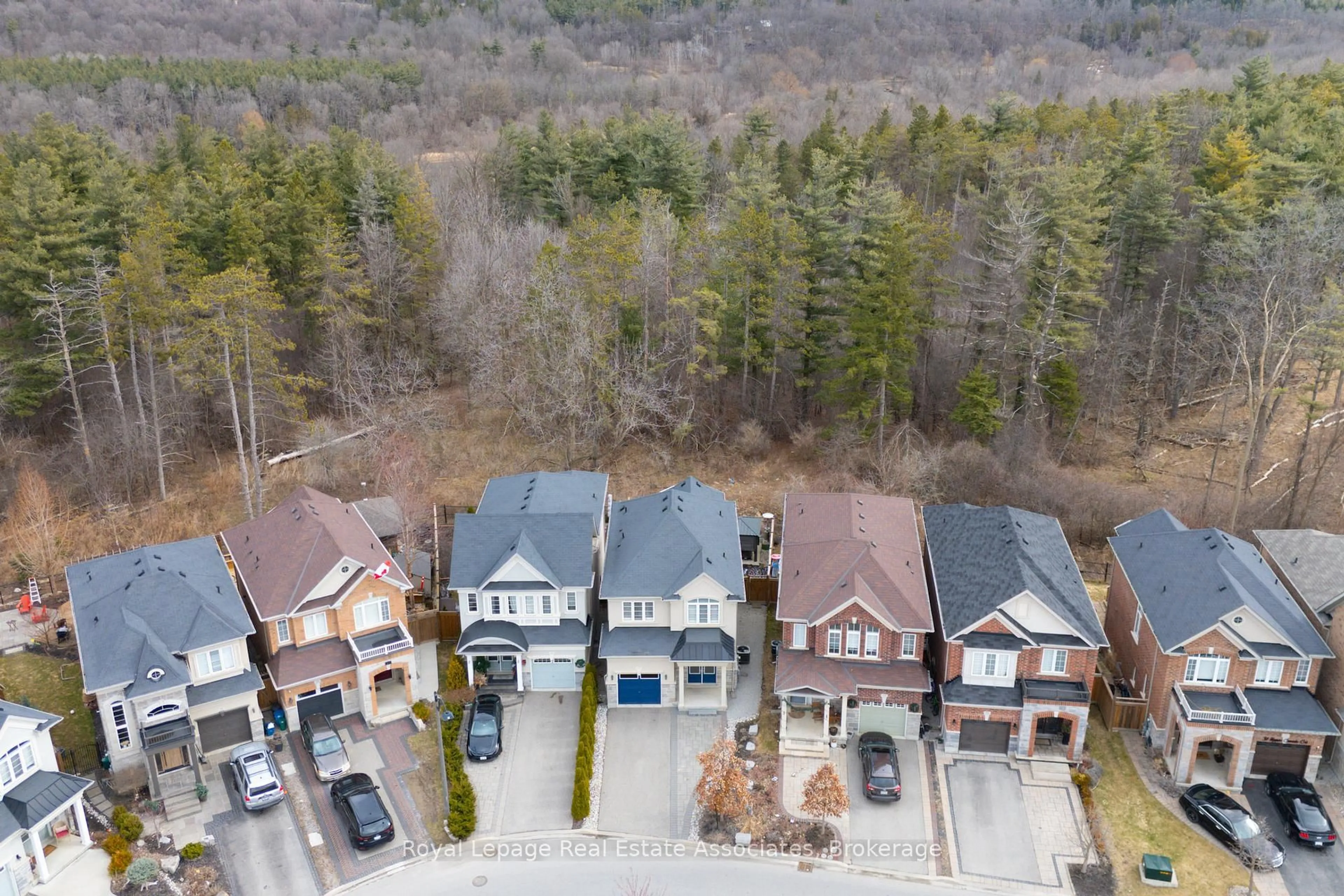 A pic from outside/outdoor area/front of a property/back of a property/a pic from drone, street for 25 Upper Canada Crt, Halton Hills Ontario L7G 0K9